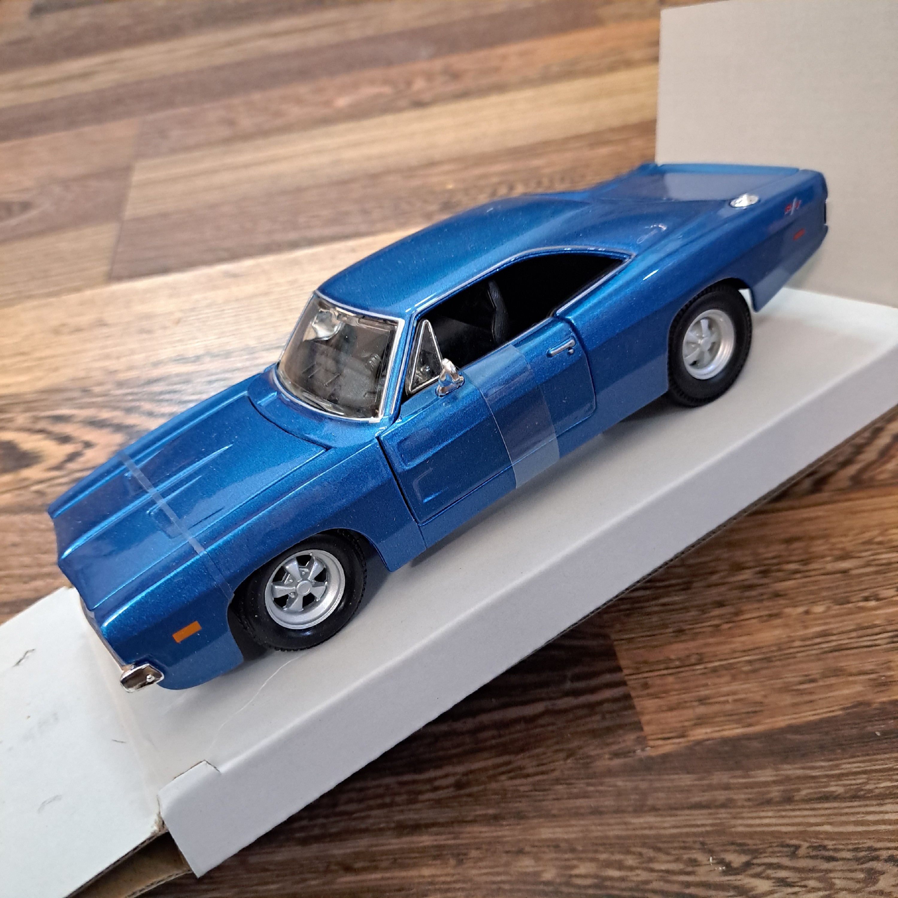 ماکت دوج چارجر آرتی 1970 فلزی دارای جعبه مقیاس 1.24 طول 20 سانت  دودرب وکاپوت بازشو برندمایستو باکیفیت