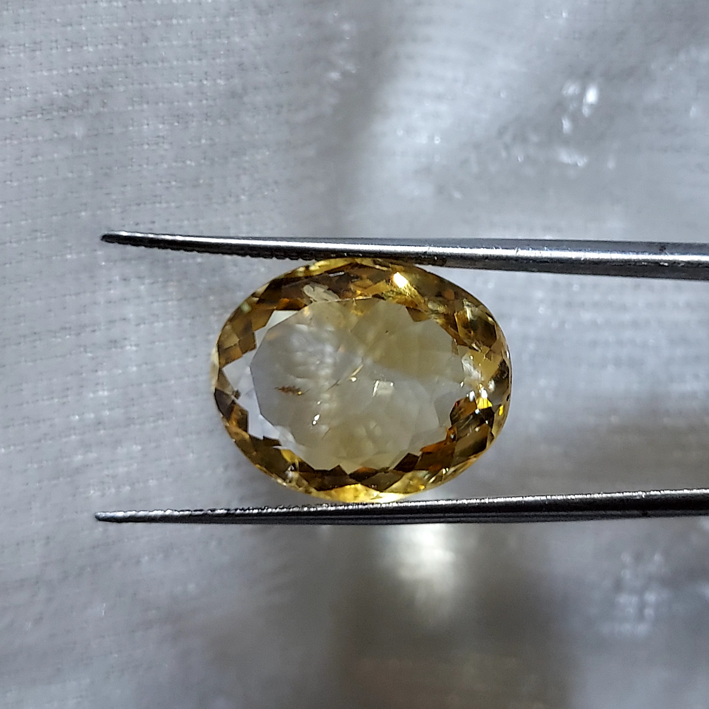 نگین سیترین طلایی طبیعی وزن 6.85 قیراط تراش بیضی جواهری 