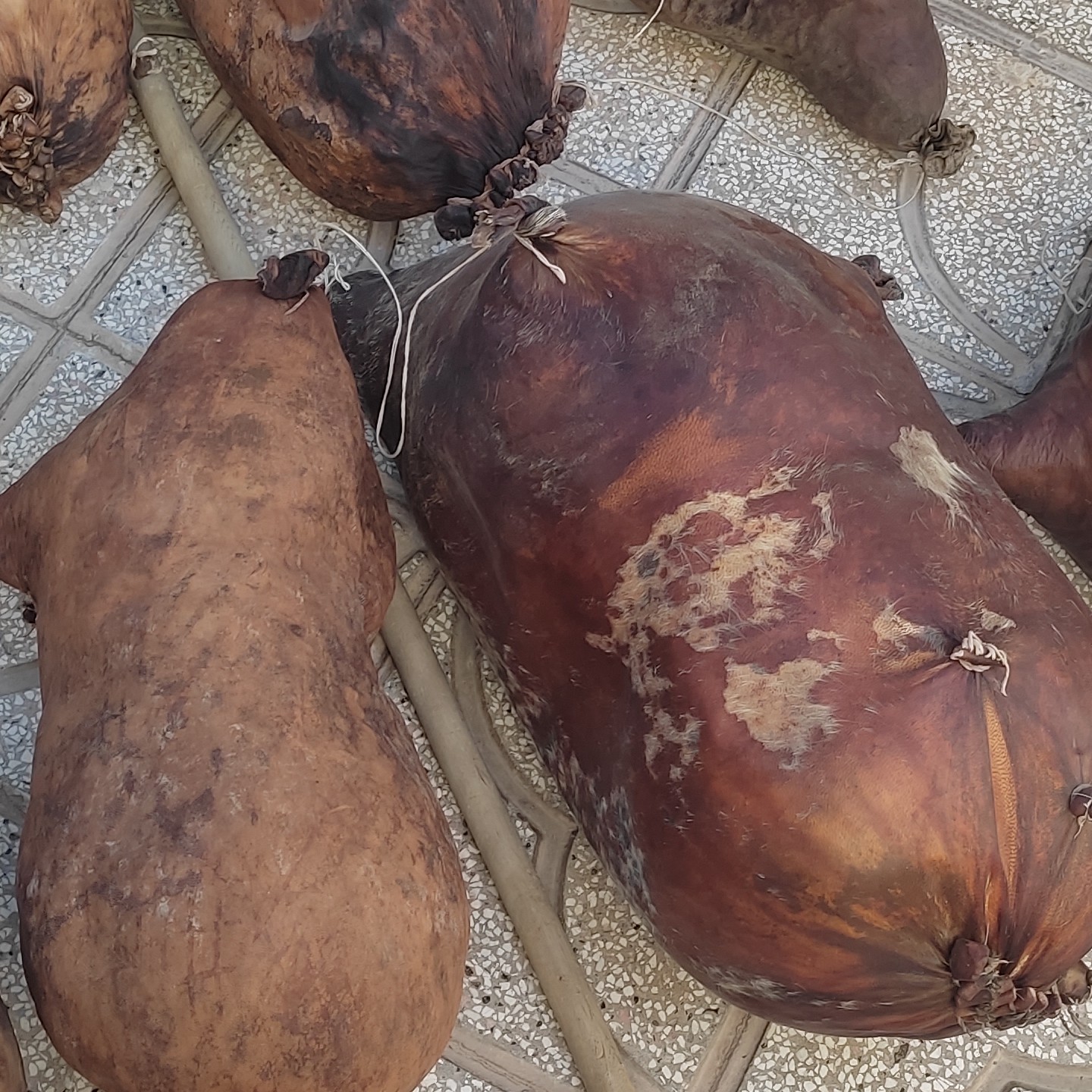 مشک خیک متوسط و بزرگ مناسب برای پنیر یا کره گیری یا سقایی از 5تا 25کیلویی به دلخواه شما ارسال خواهد شد