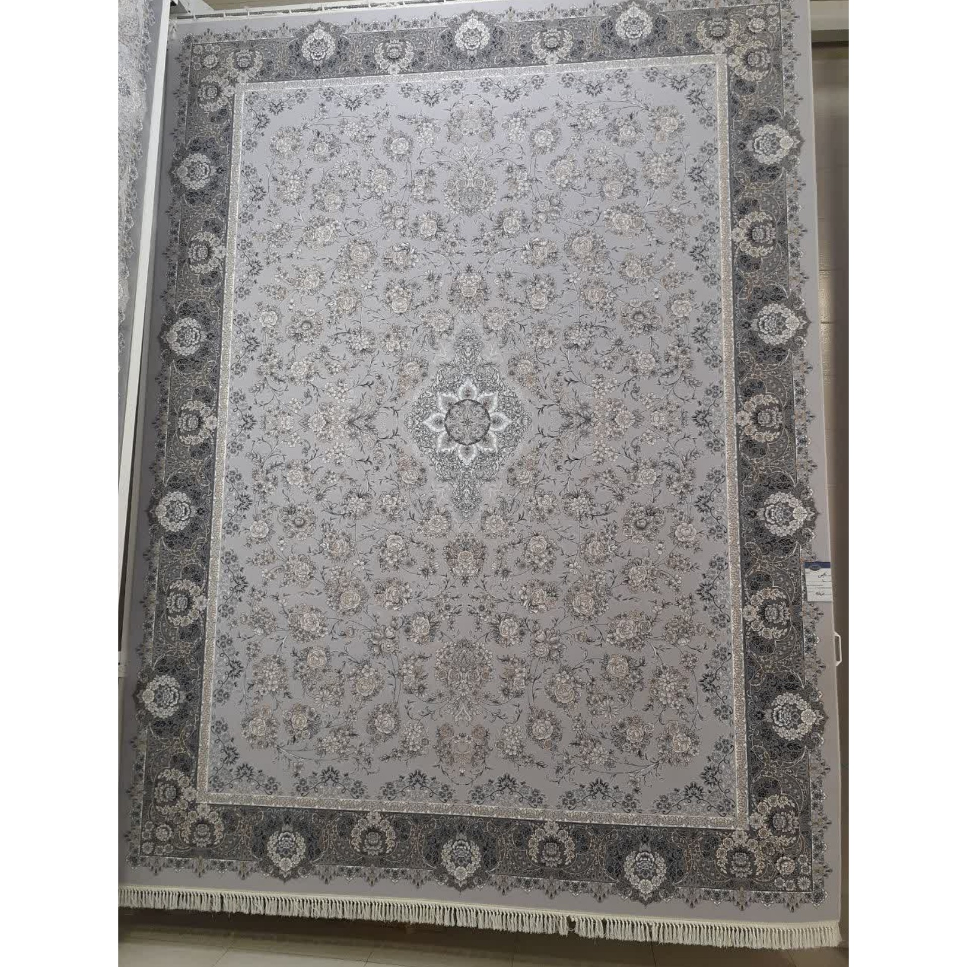 فرش ماشینی 1000 شانه اصل تراکم 3000 طرح نایس زمینه نقره ای 12 متری جنس اکرولیک