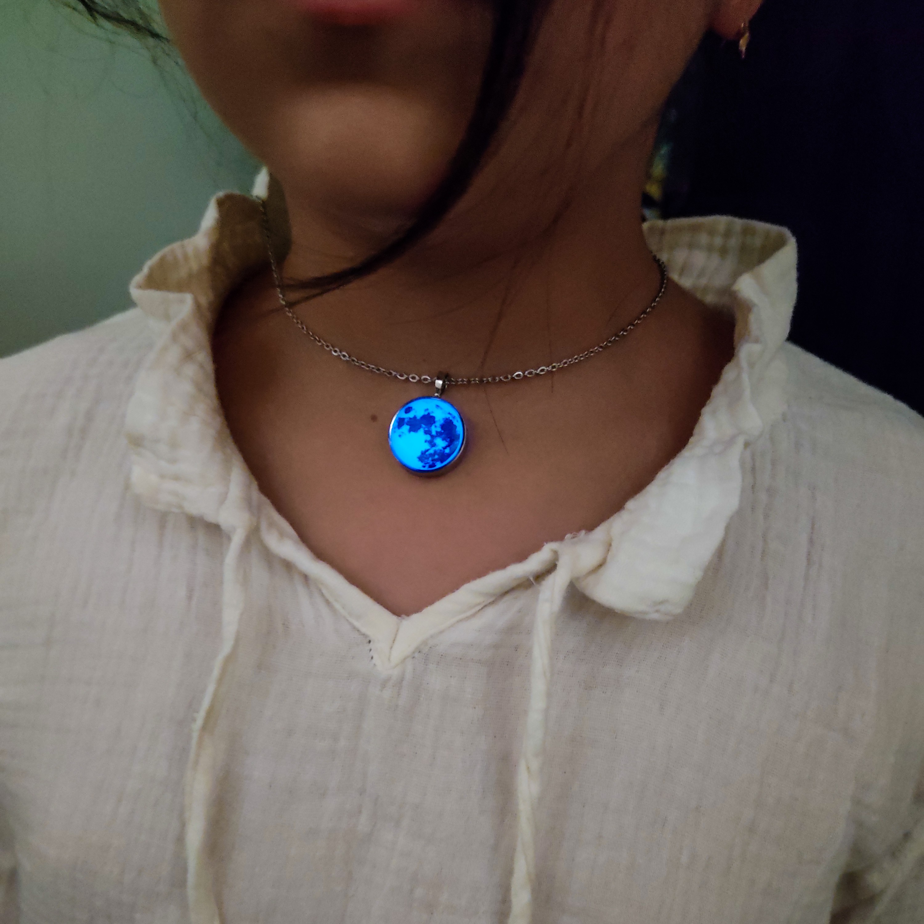 گردنبند ماه شبتاب سایز 1.7 سانتی متری با زنجیر و فریم استیل رنگ ثابت