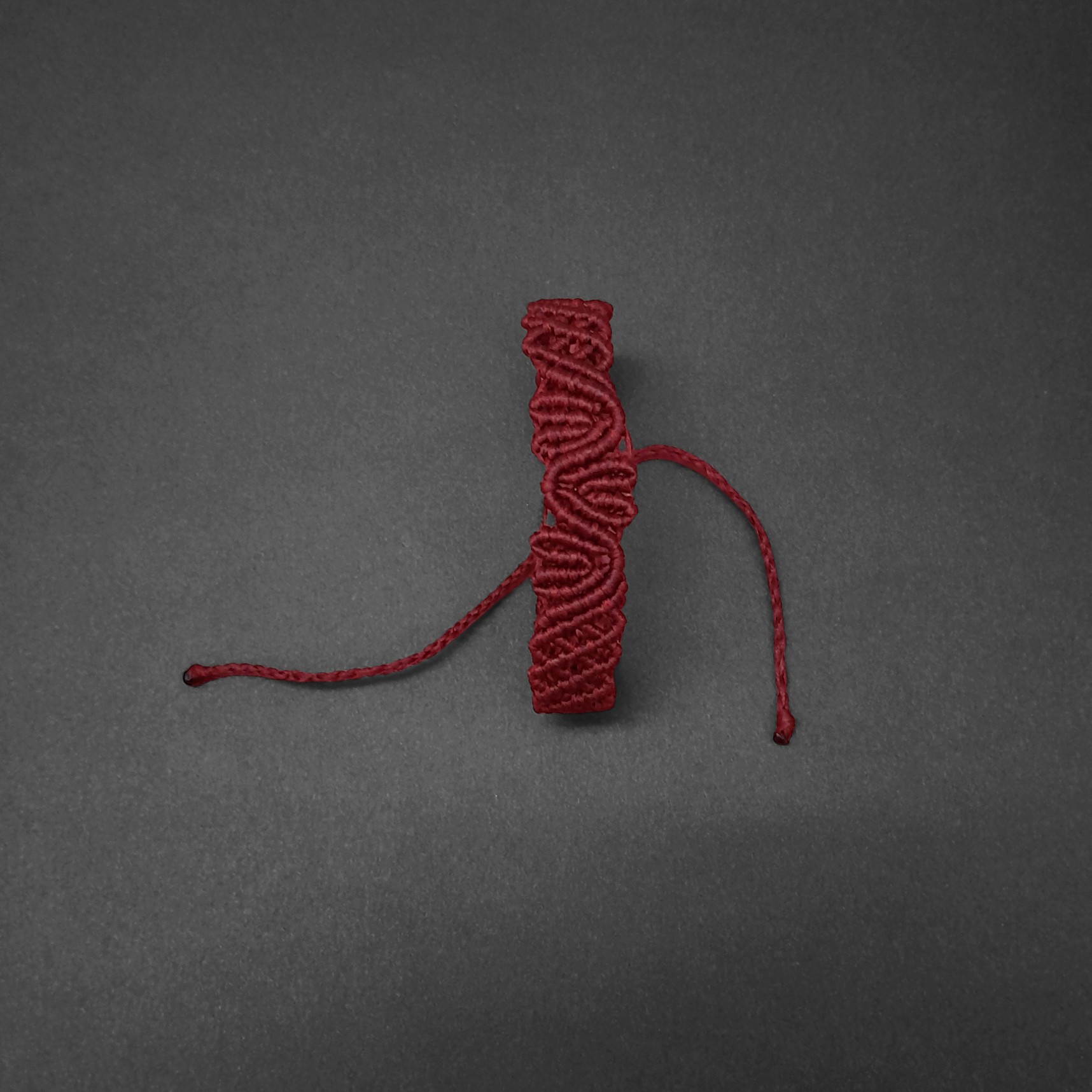 دستبند مکرومه طرح دار با بافت شبکه ای در دو رنگ مشکی و زرشکی