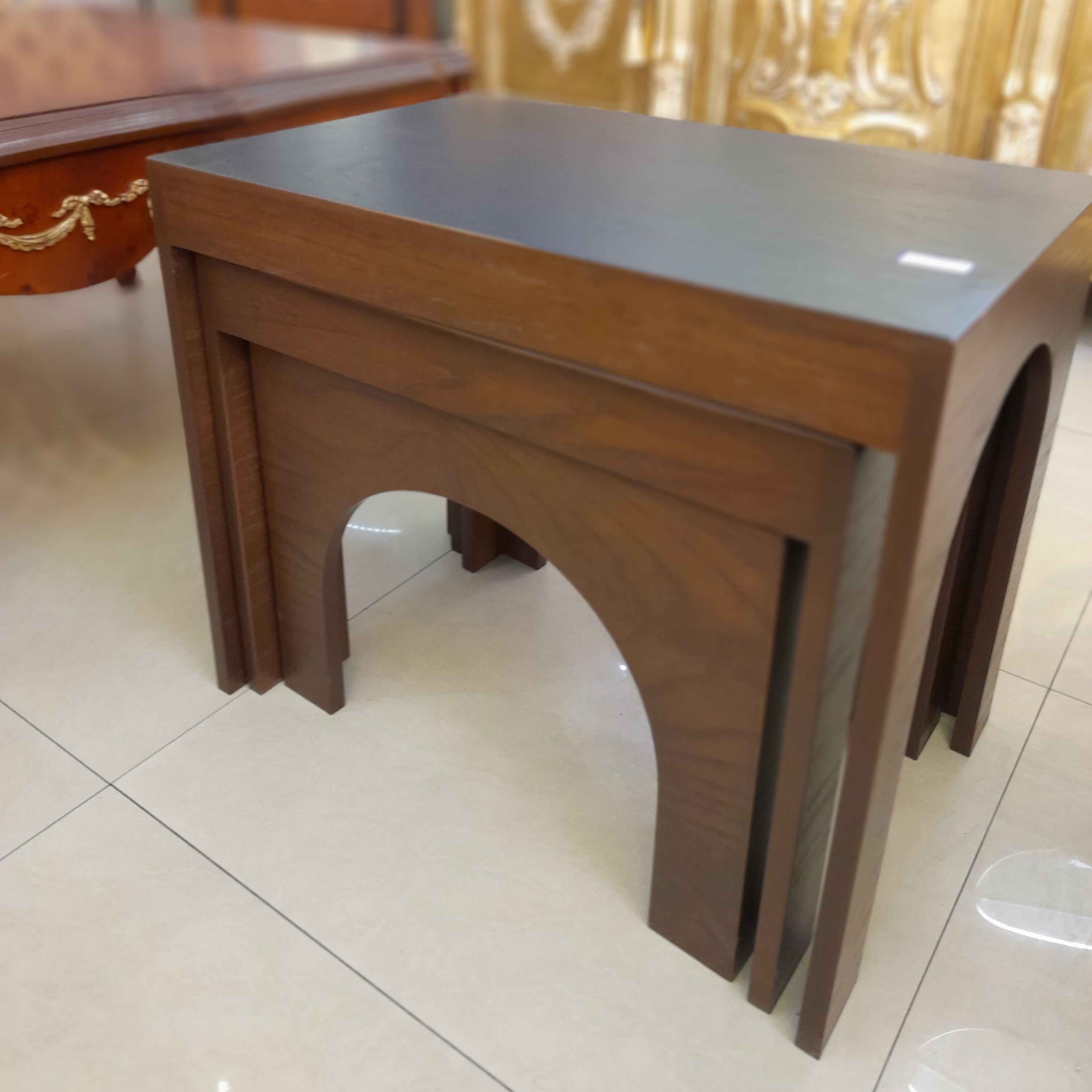 سه تکه ، گل میز ( کنار مبلی ) رنگ بدنه گردویی و صفحه مشکی مدل ژرمن M70