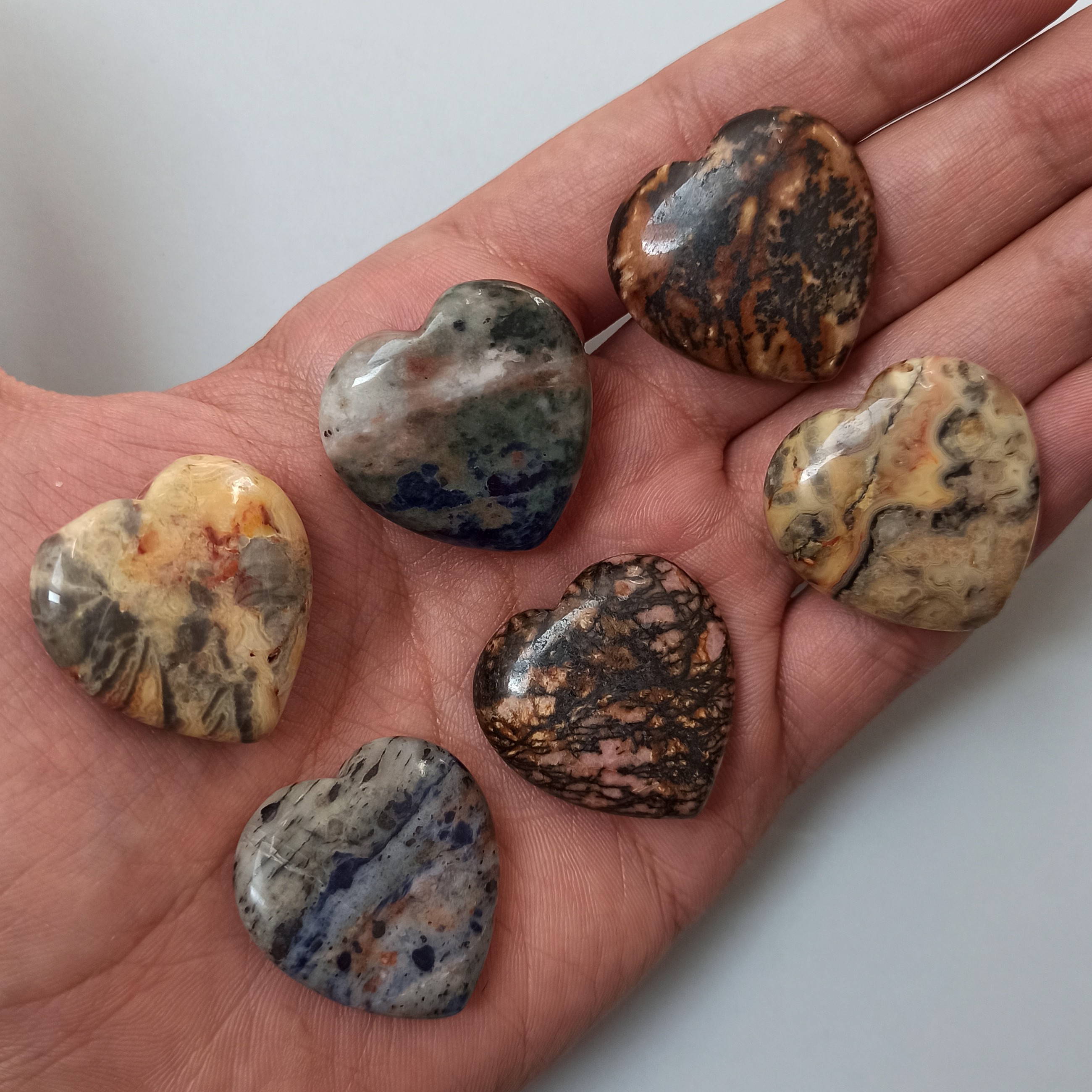 یک عدد نگین تراش قلب دو رو از جنس سنگ های مختلف 