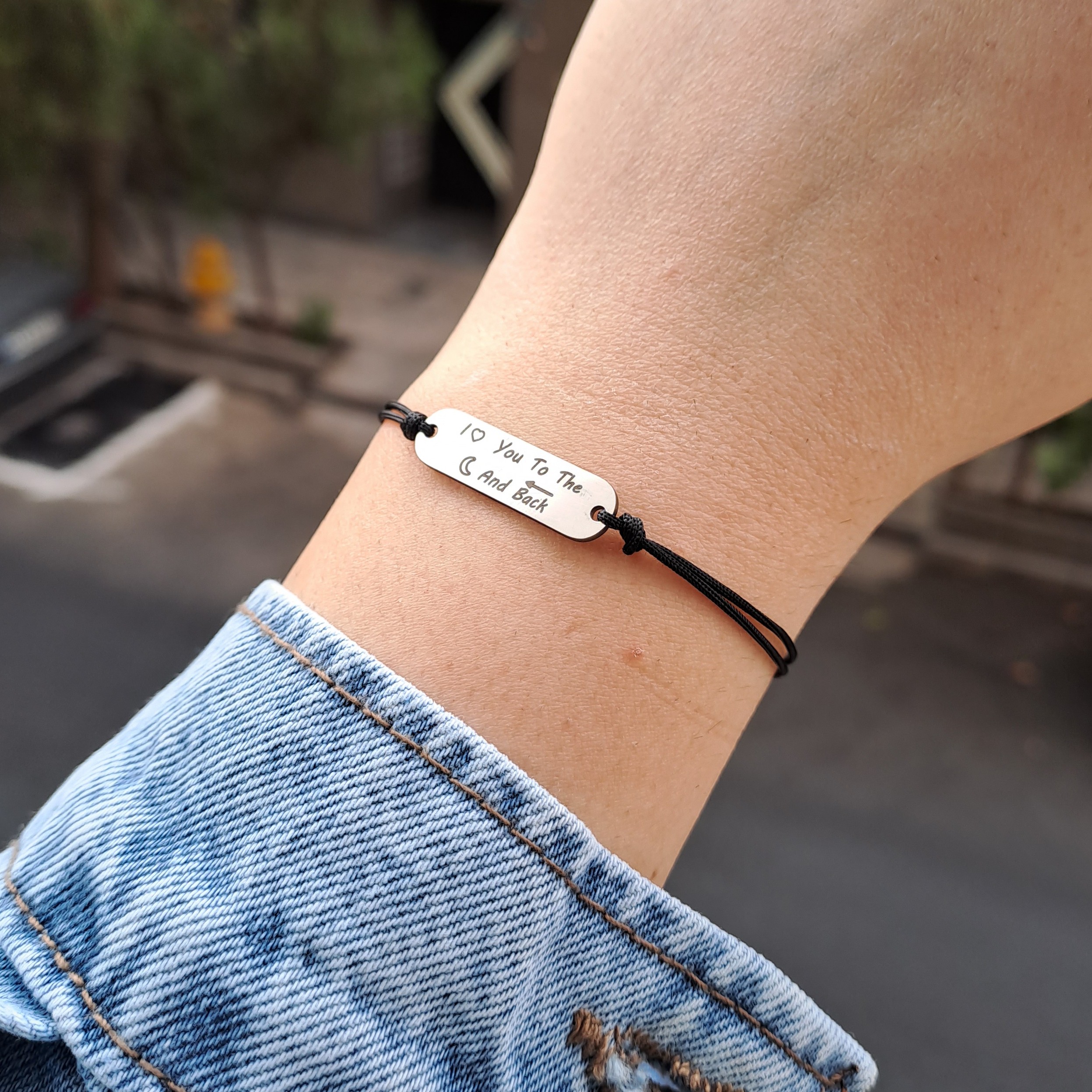 دستبند عشق ( نوشته روی دستبند معنیش این هستش که به اندازه فاصله رفت و برگشت به ماه دوستت دارم)