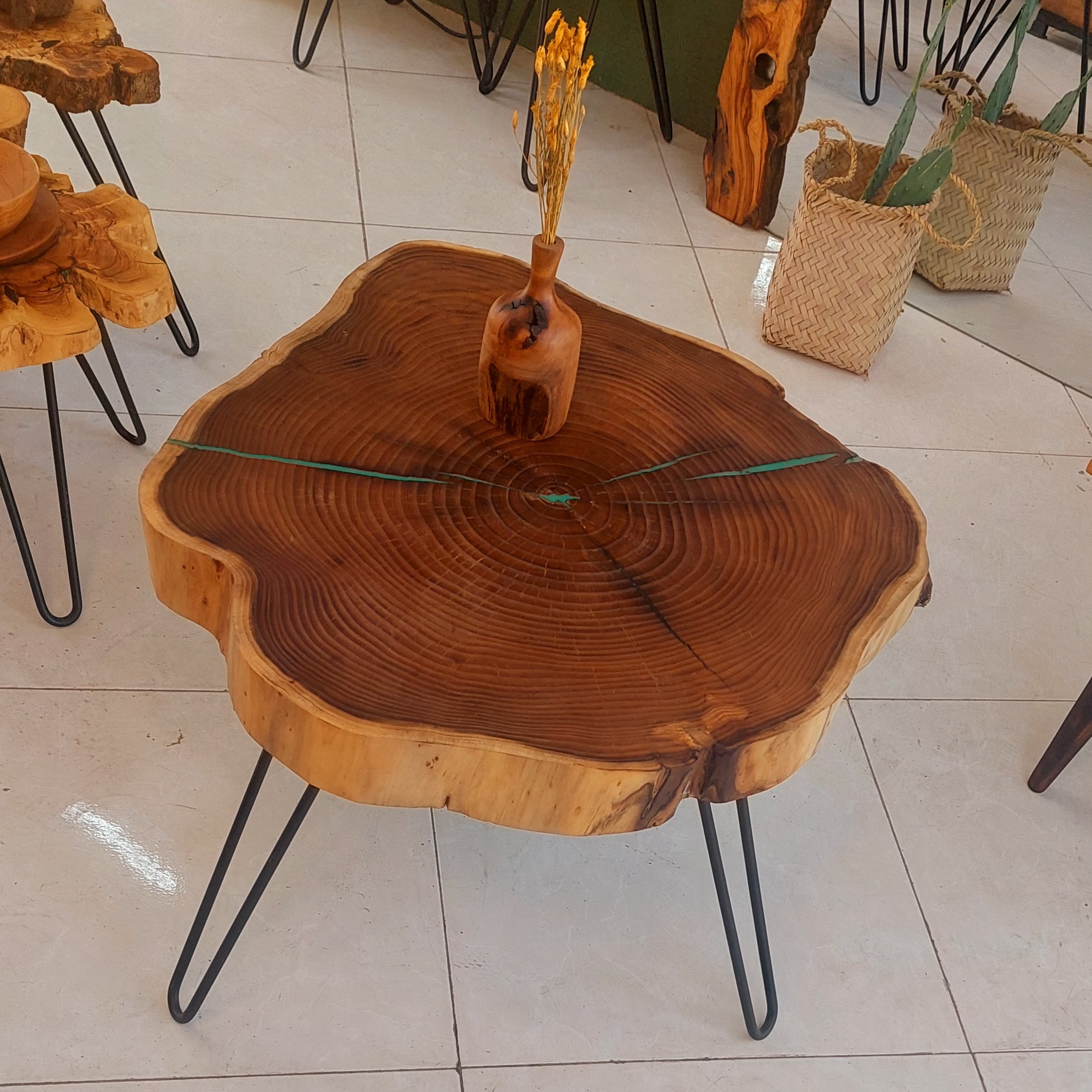 میز عسلی روستیک چوب سنجد و رزین با پایه فلزی