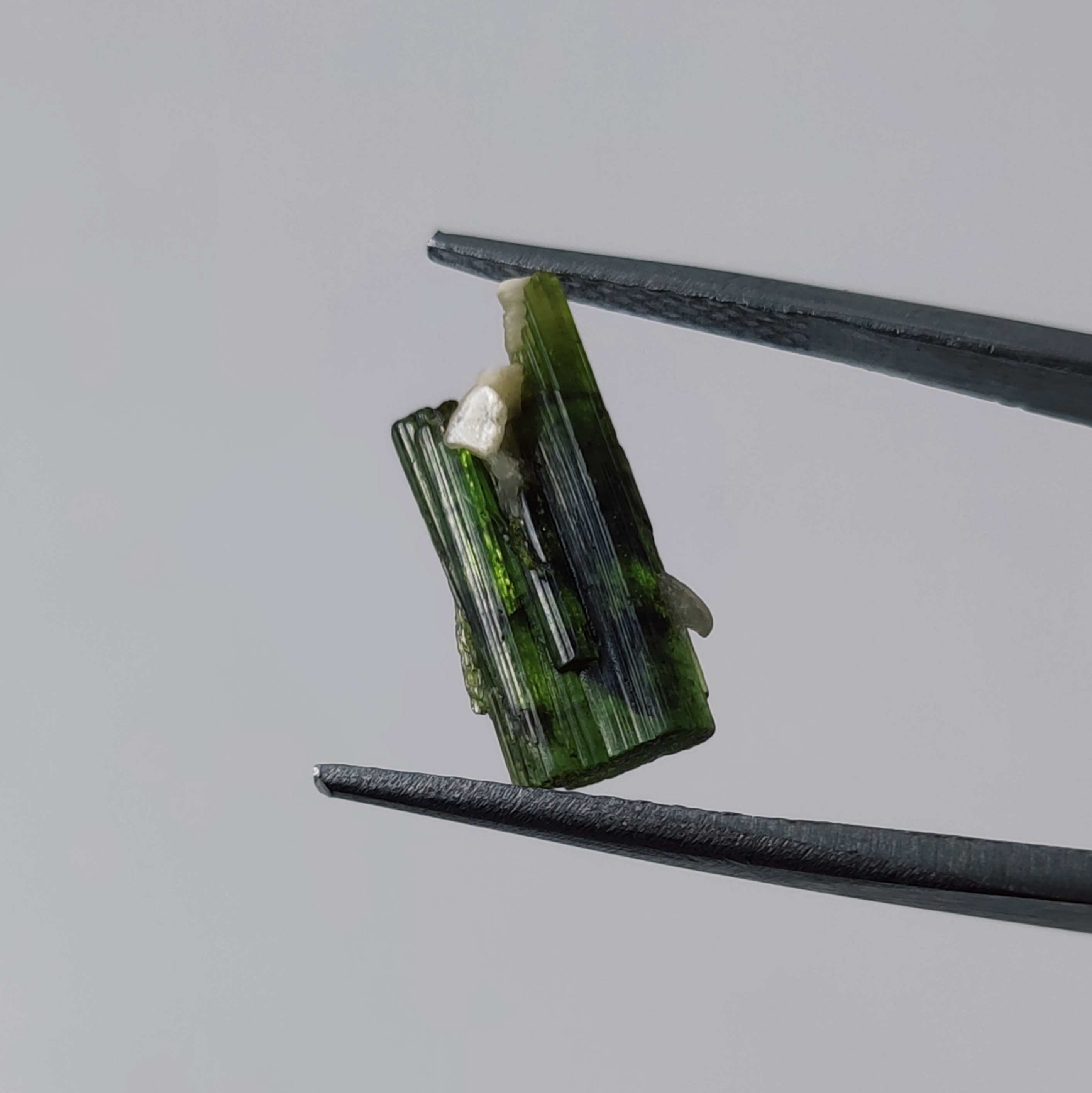 کلاستر بلور های ظریف تورمالین سبز معدنی افغانستان   