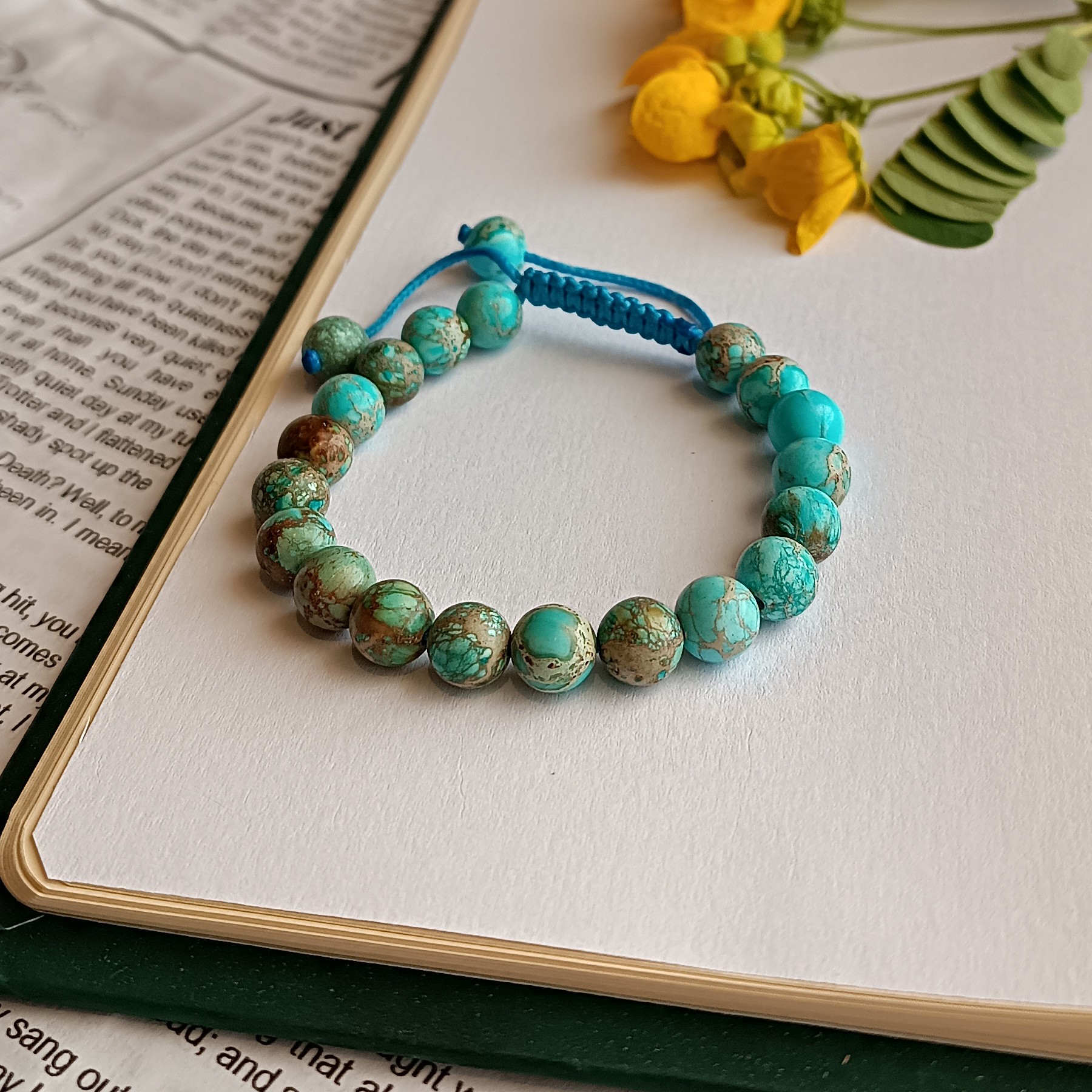 فیروزه افریقایی دستبند سنگ اصل با کیفیت درجه یک و گره کشویی قابل تنظیم و امکان تبدیل به بند کشی در صورت تمایل شما 