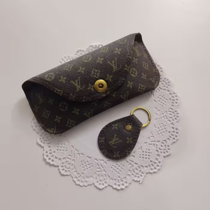 ست کیف عینک و سرکلیدی چرمی طرح LV با چرم مصنوعی