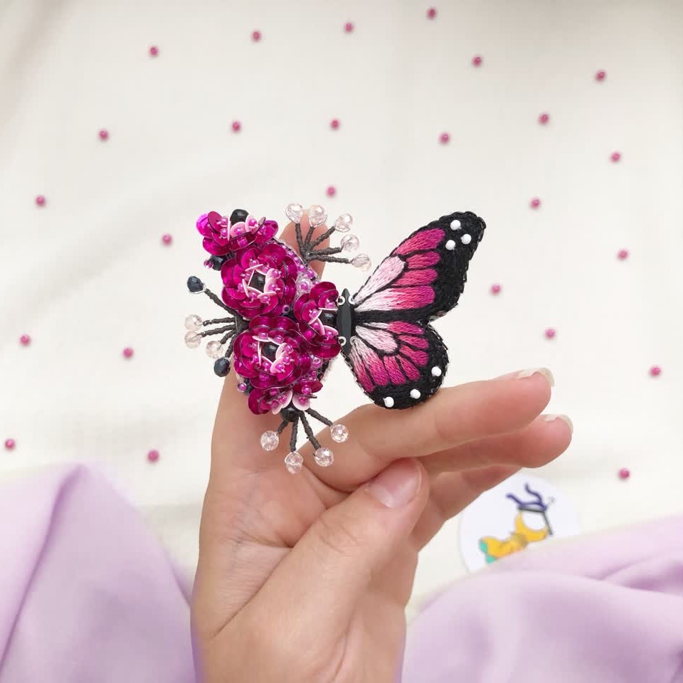 سنجاق سینه جواهردوزی پروانه سرخابی