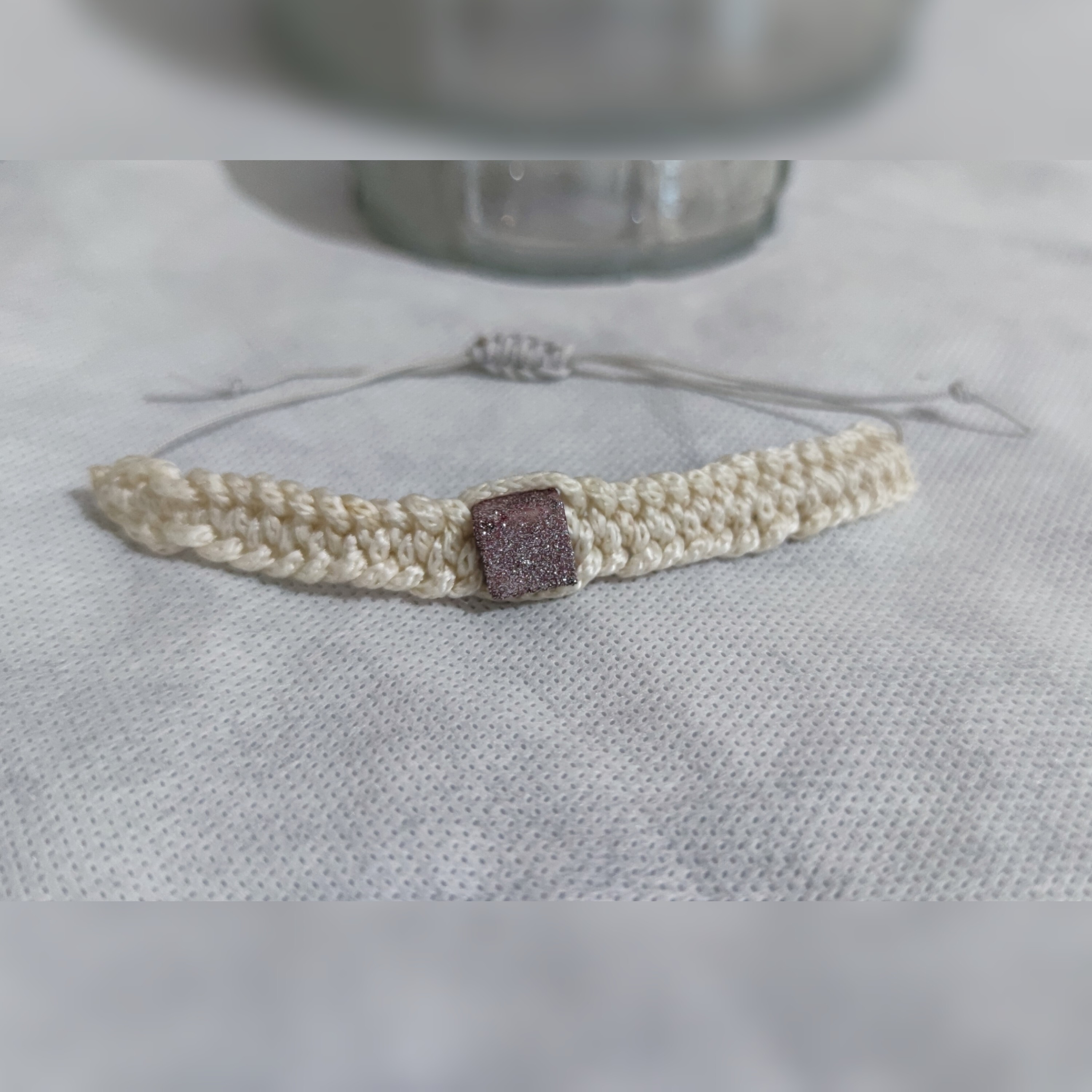 دستبند خاص بافت با نگین رزینی مکعب  و بند قابل تنظیم