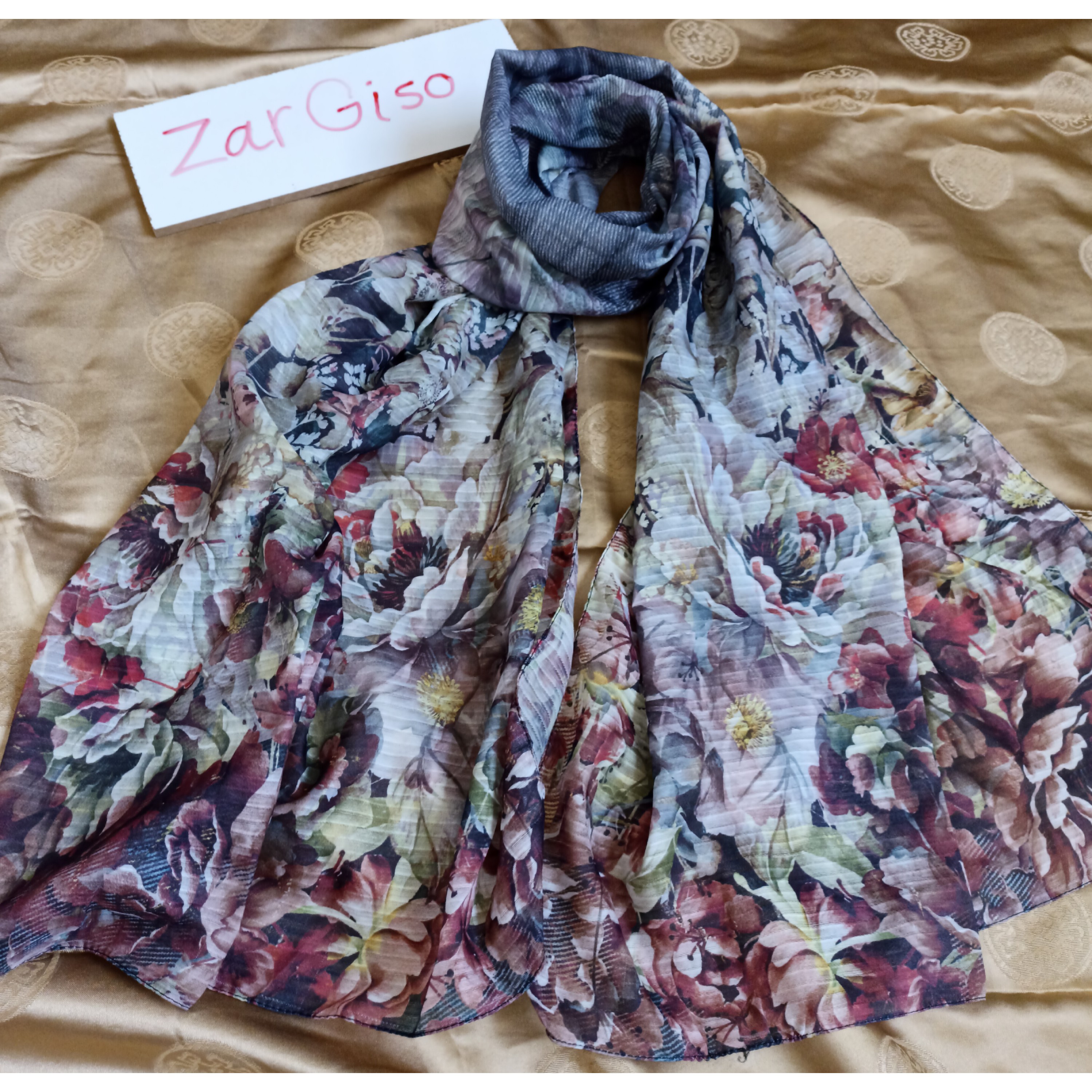 شال نخی طرح گل رنگ زمینه طوسی 