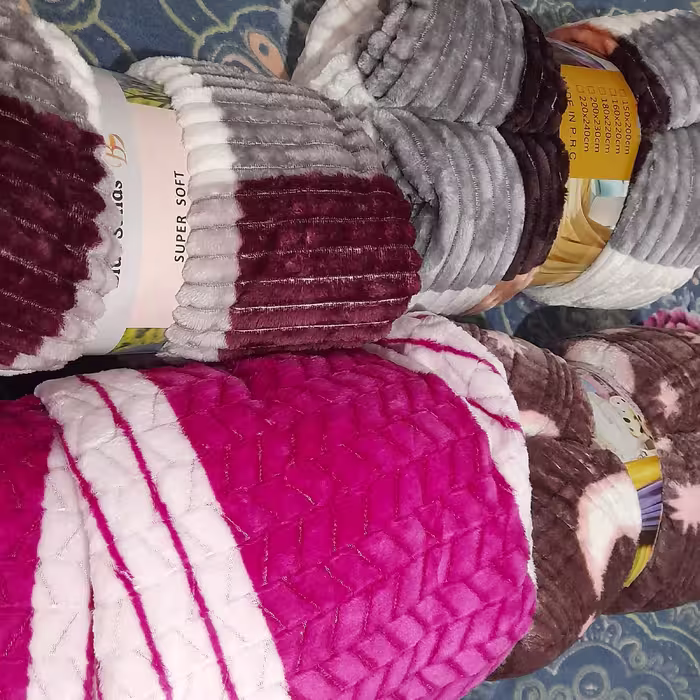پتو مسافرتی با کیفبت تکنفره و دونفره تک رنگ و چهارخونه کرکره ای