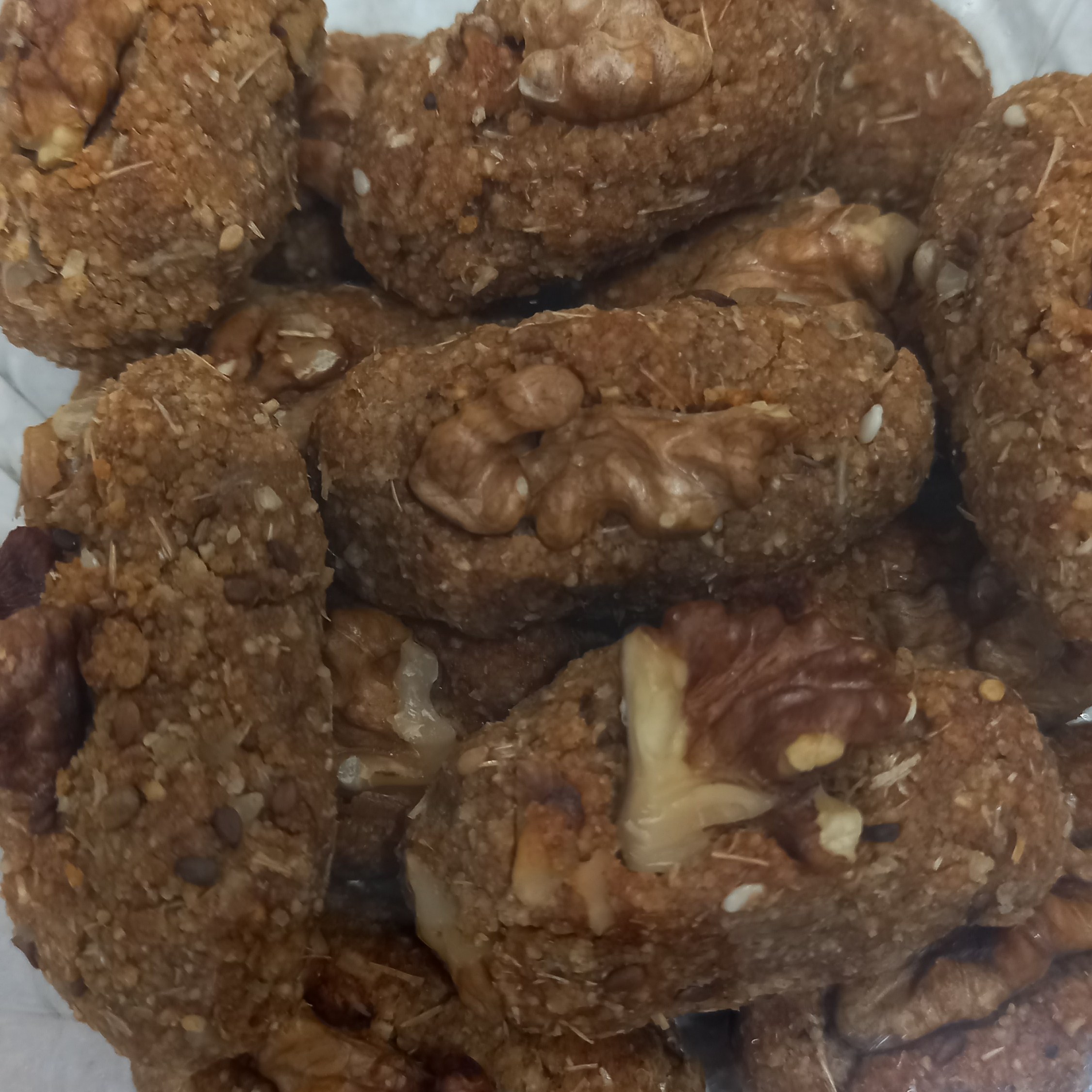 پروتئین بار رژیمی شامل 10 قلم مواد پروتئینی و انرژی زا