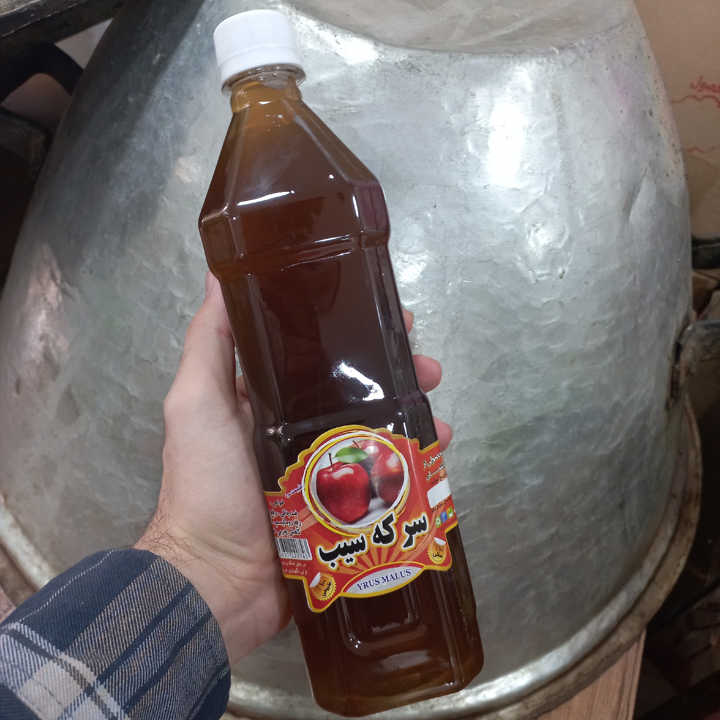 سرکه سیب طبیعی، یک لیتری، خوش طعم، محلی، تولیدی گلاب و عرقیات انصاری مقدم سوغات شهر قمصر کاشان