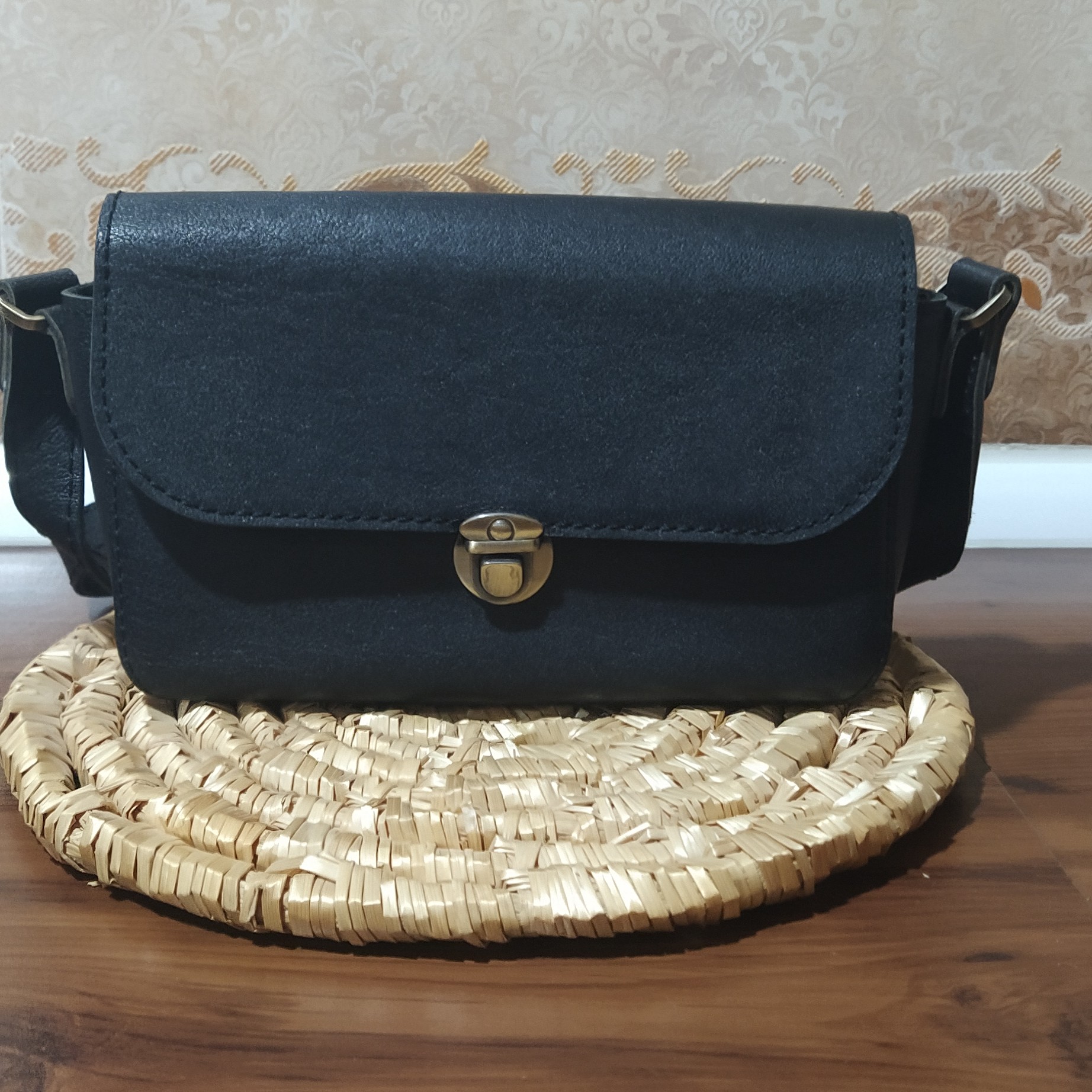 کیف دوشی تهیه شده از چرم طبیعی بزی