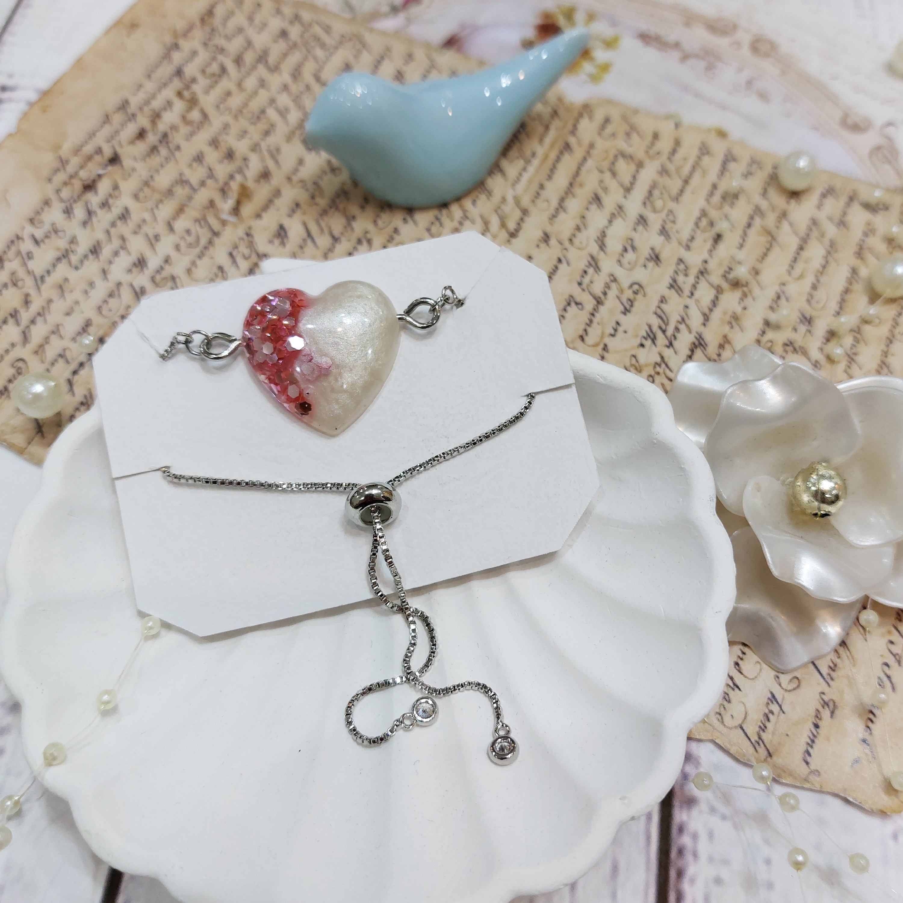 دستبند قلبی  رزینی با استیل نقره ای