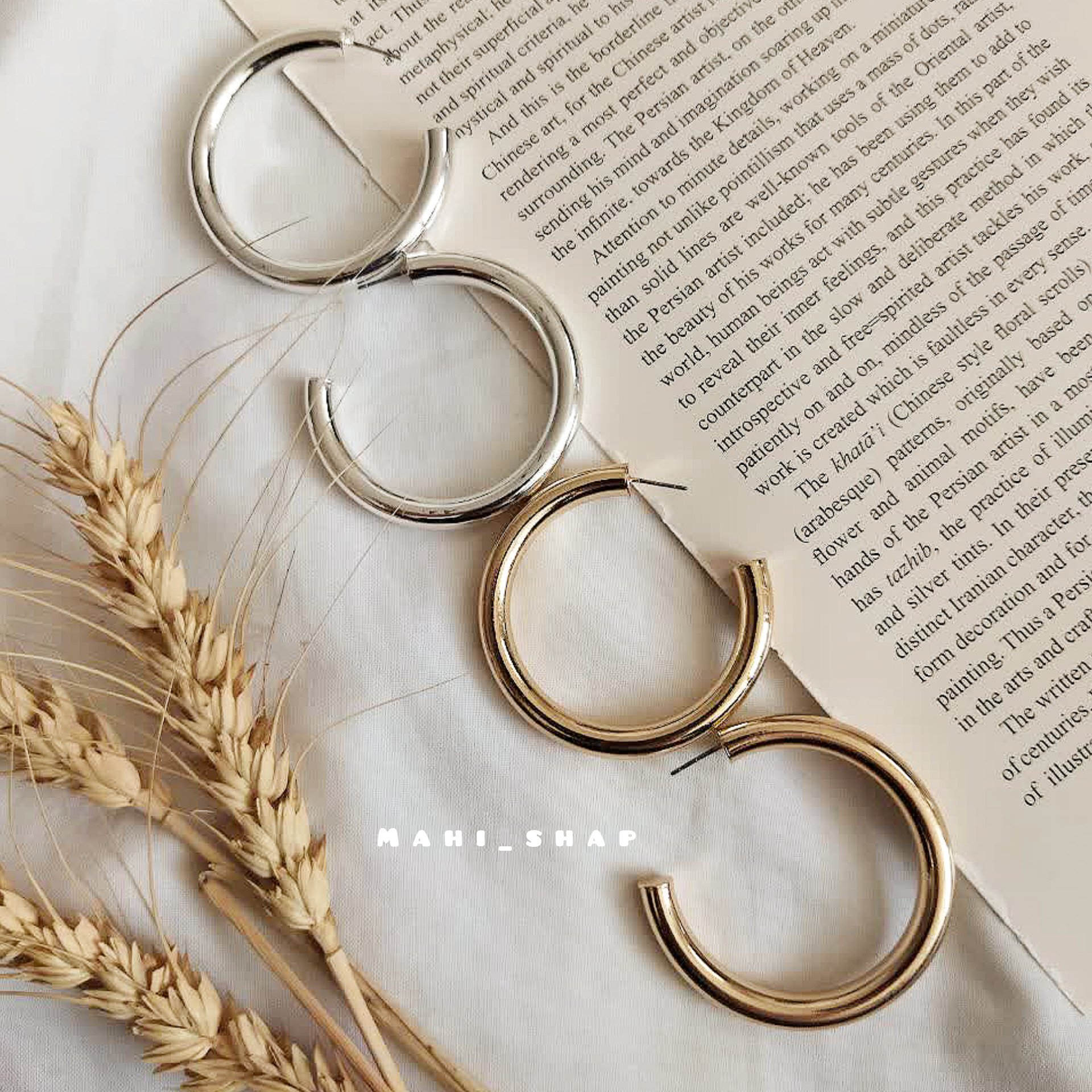 گوشواره حلقه ای پهن در دورنگ نقرهای و طلایی