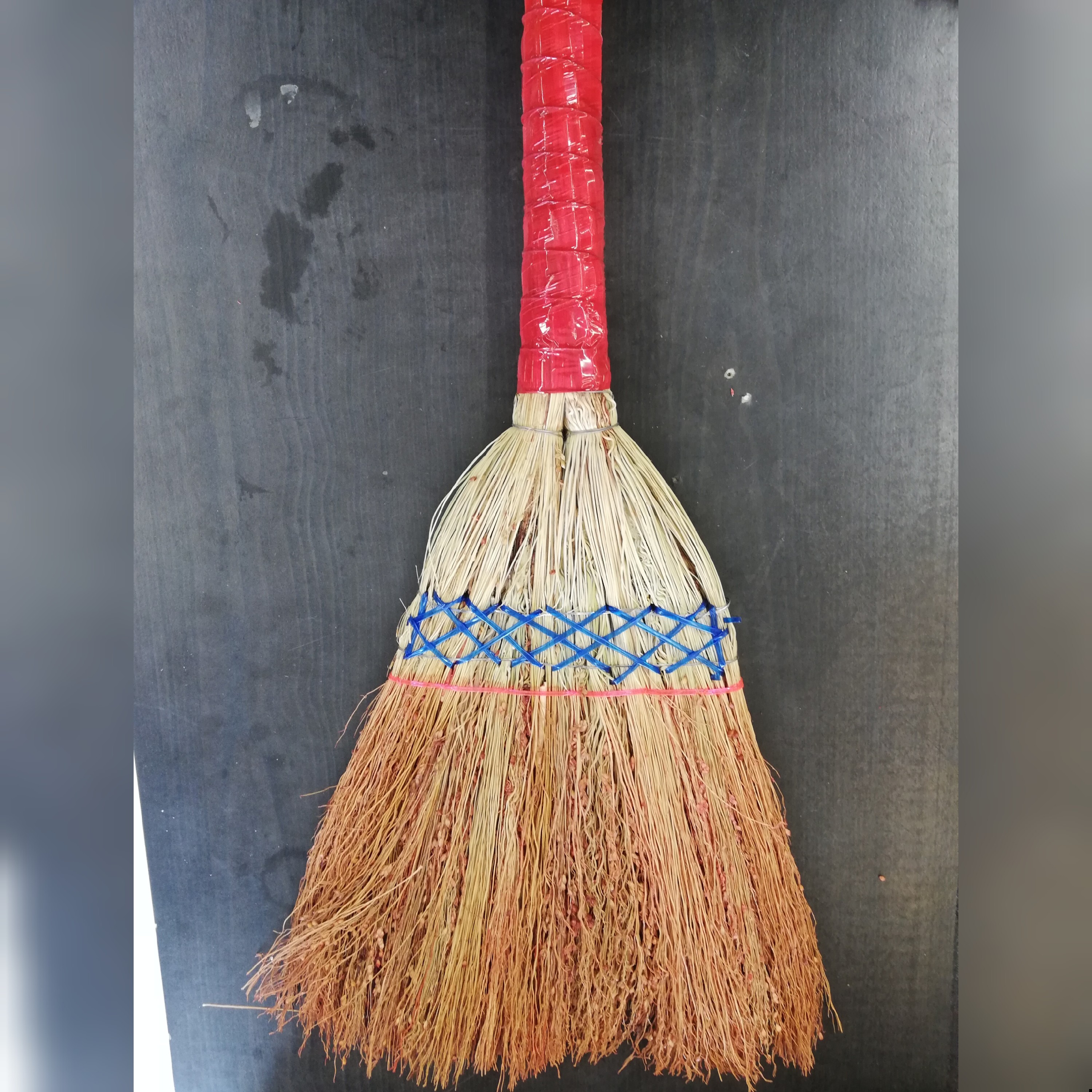 جارو سیخی چوبی مدل سنتی رنگ قرمز 