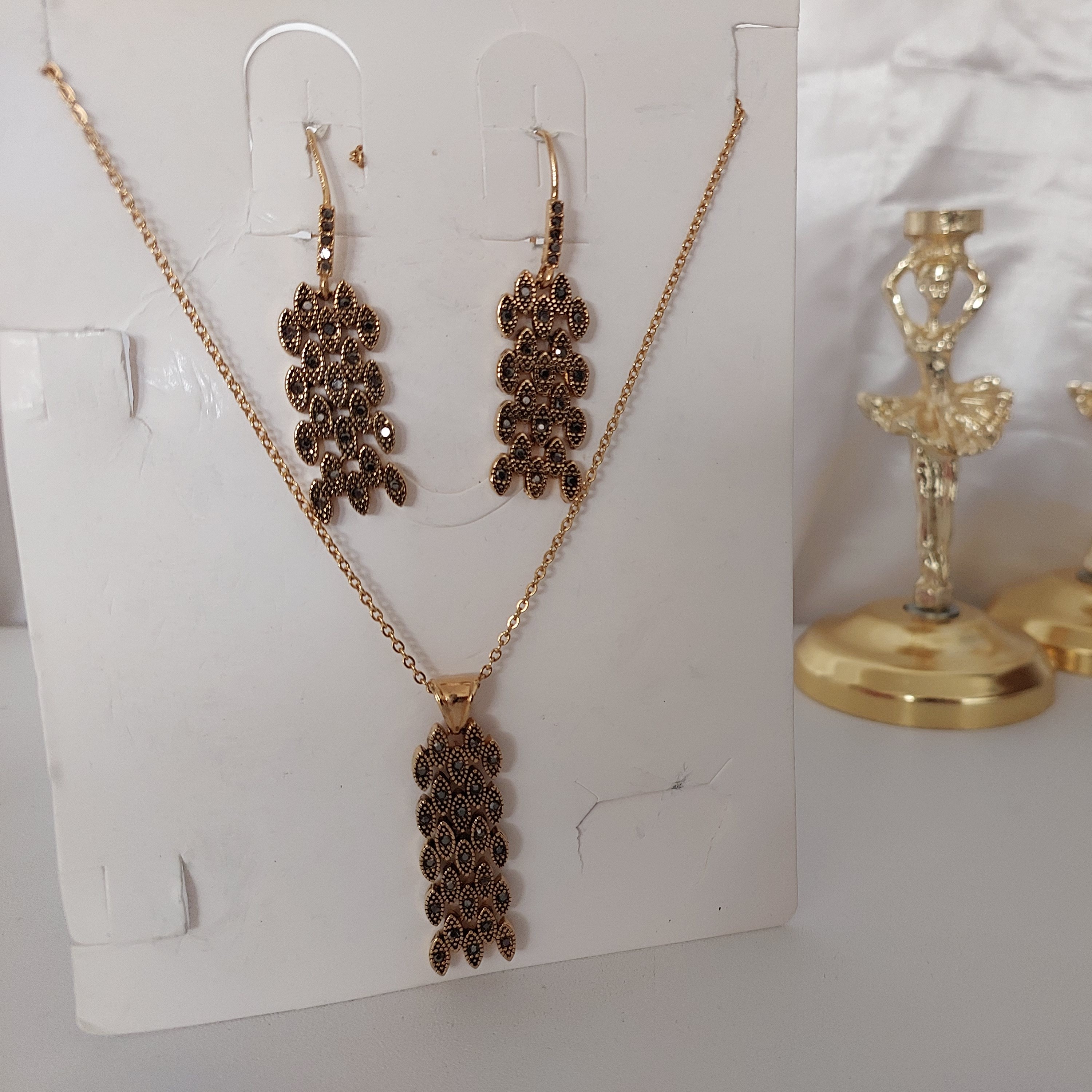 نیم ست نگین مشکی طرح انگور یا اشک   