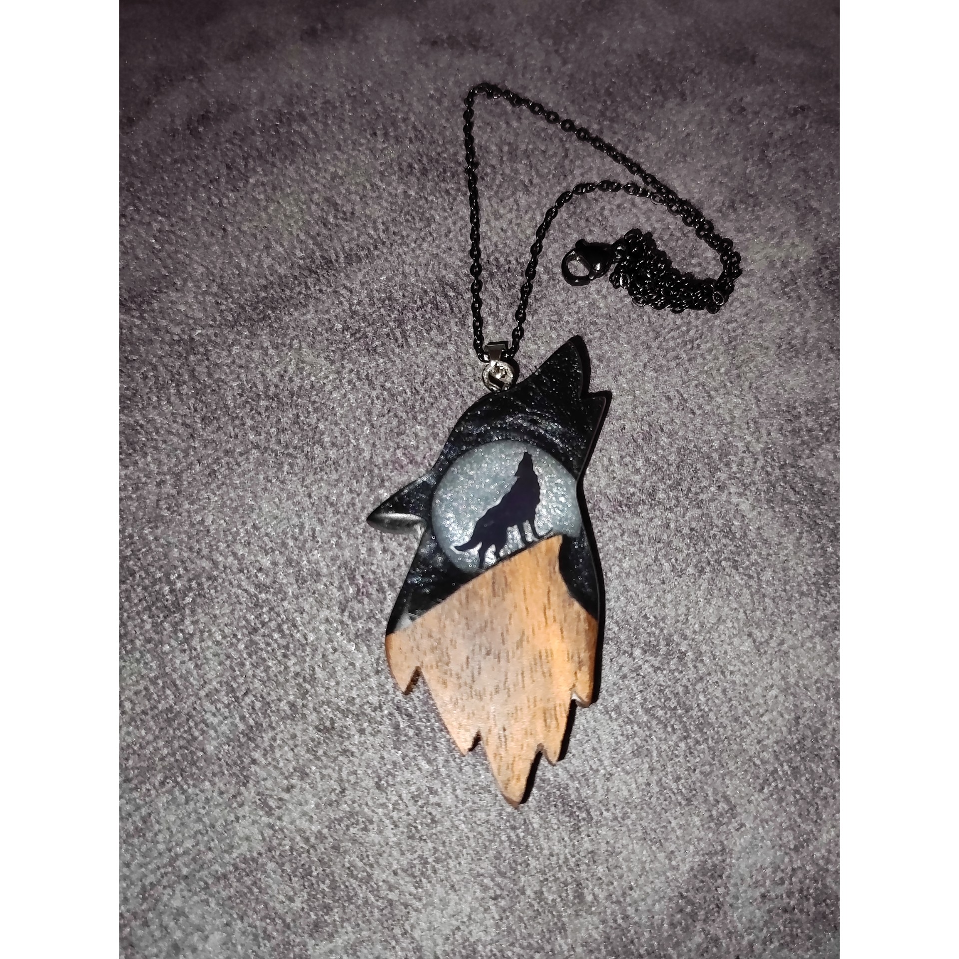 گردنبند گرگ شب تاب