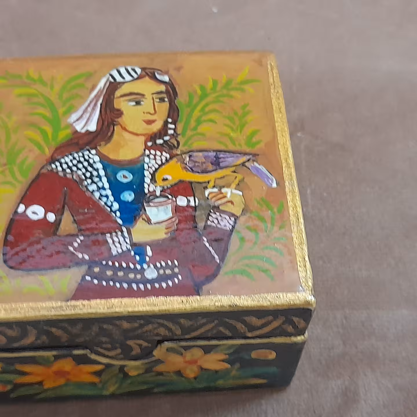 جعبه پاپیه ماشه با رنگهای معدنی وگیاهی که نقاشی لاکی روغنی گفته می شود با طرحهای سنتی ورنگهای  متفاوت در سایز های مختلف