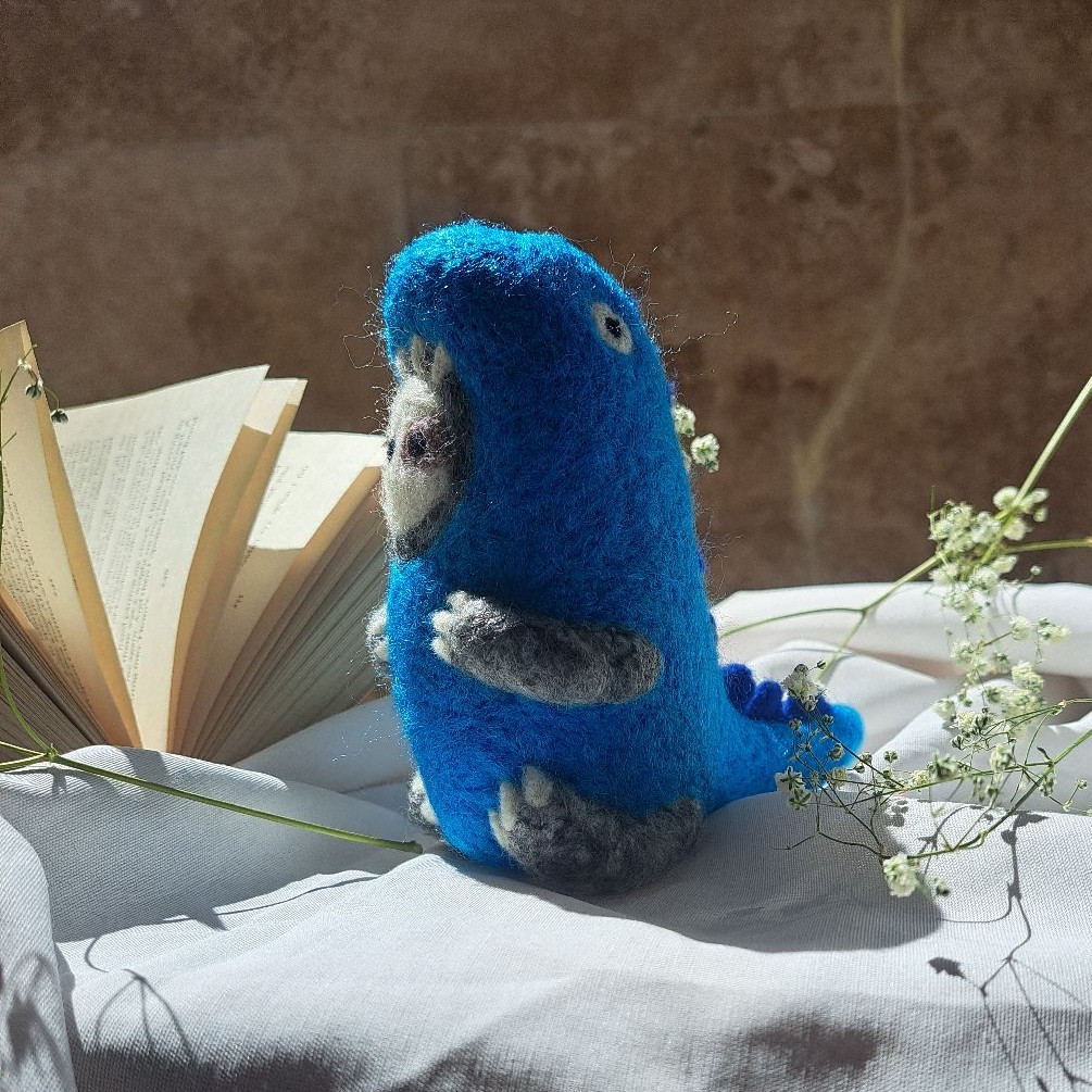 خرس کوچولو با یونیفرم دایناسوری 