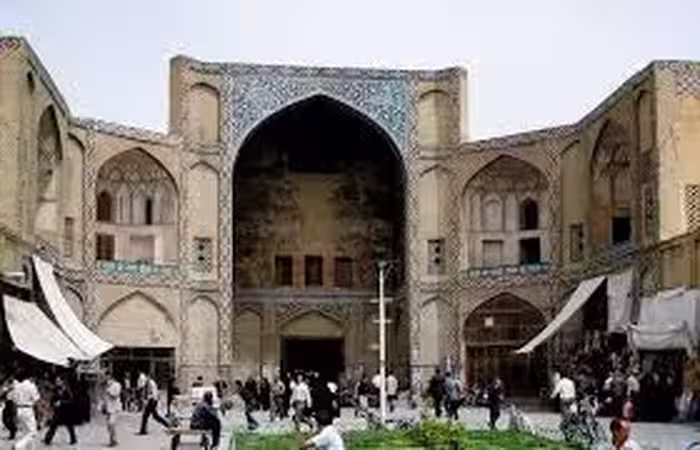 تحقیق بررسی سبك معماري سراي گلشن و تيمچه پوستي