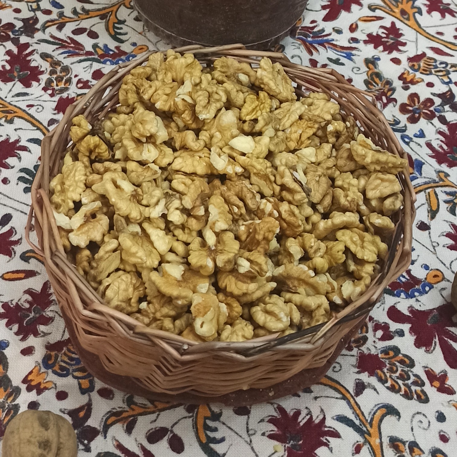 مغزگردو اعلاء ودرجه یک تویسرکان ازباغات خودمون تهیه شده وکاملا ضمانتی سرشارازفسفر