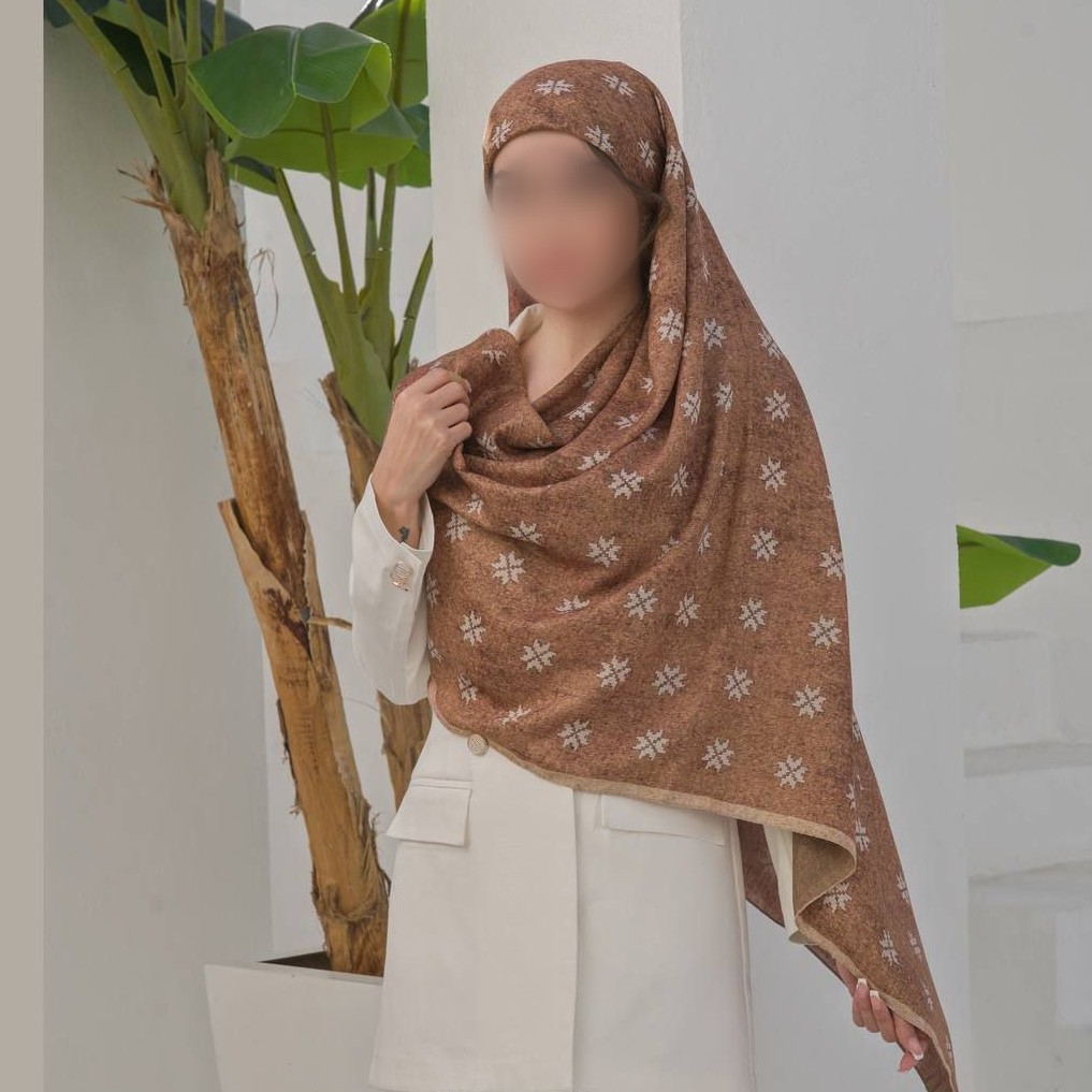 روسری نخی پاییزی طرحدار رنگ قهوه ای روسری دوردست دوز قواره دار روسری زنانه lo159