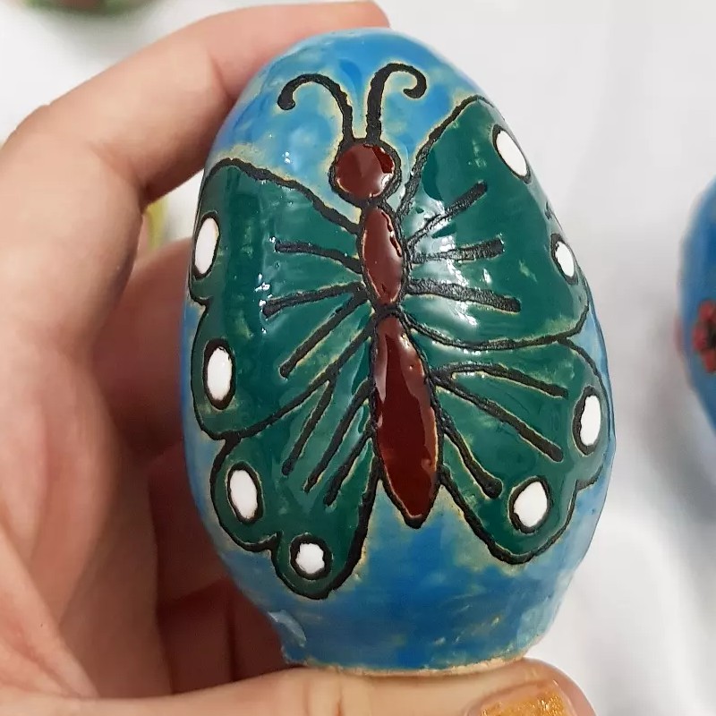 تخم مرغ سفالی میناکاری طرح پروانه و گل