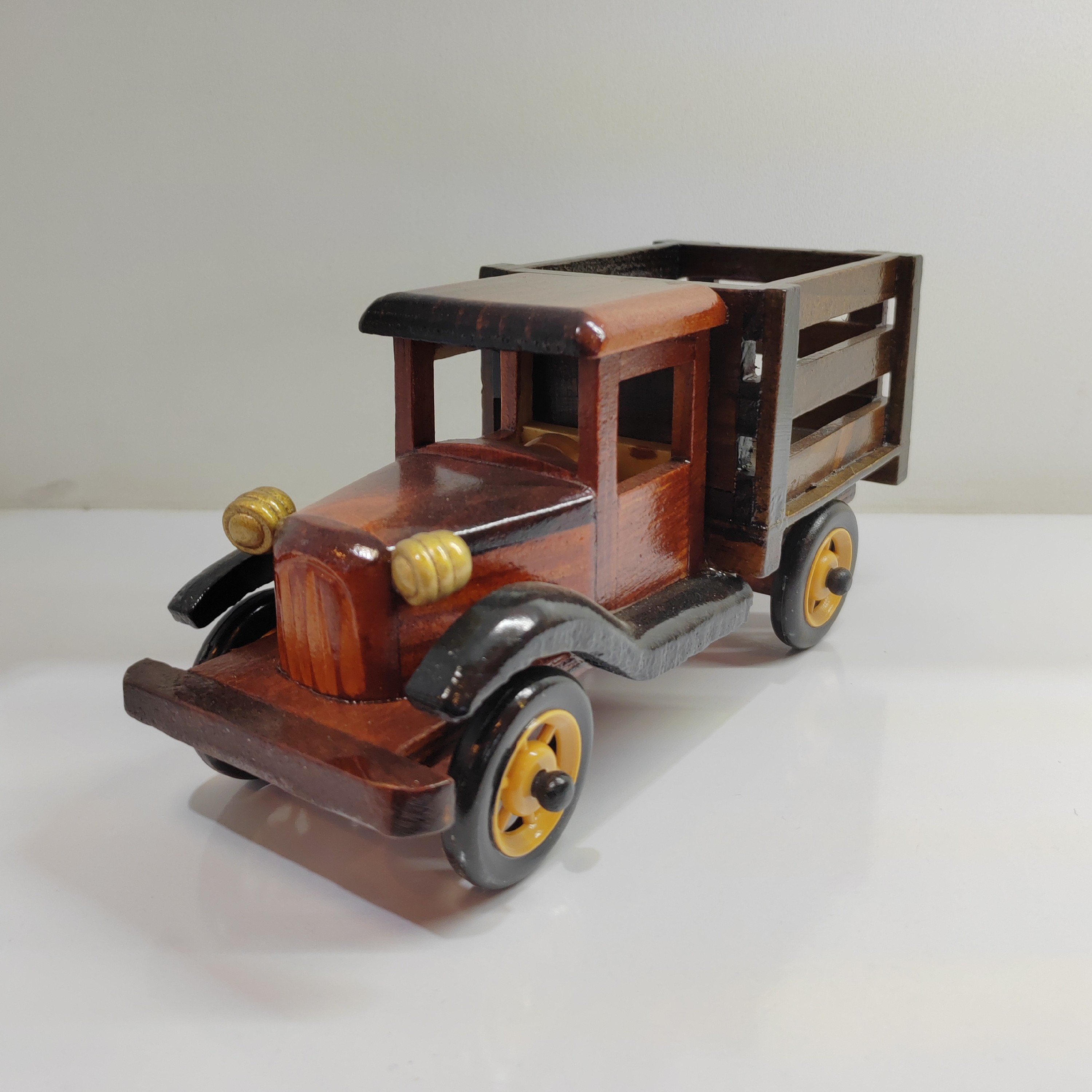 دکوری چوبی طرح ماشین