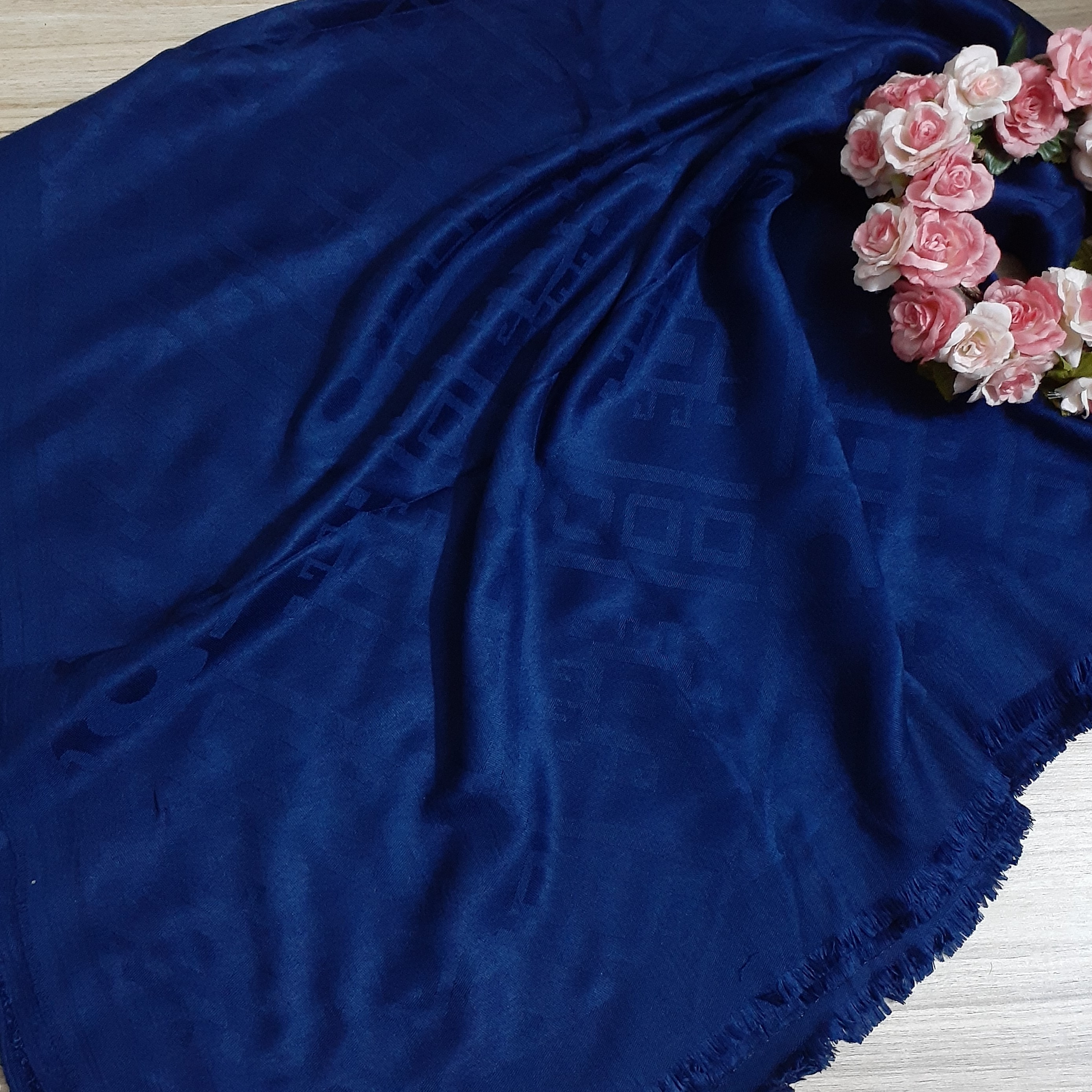 روسری نخ ژاکارد قواره بزرگ رنگ سورمه ای دور ریشه