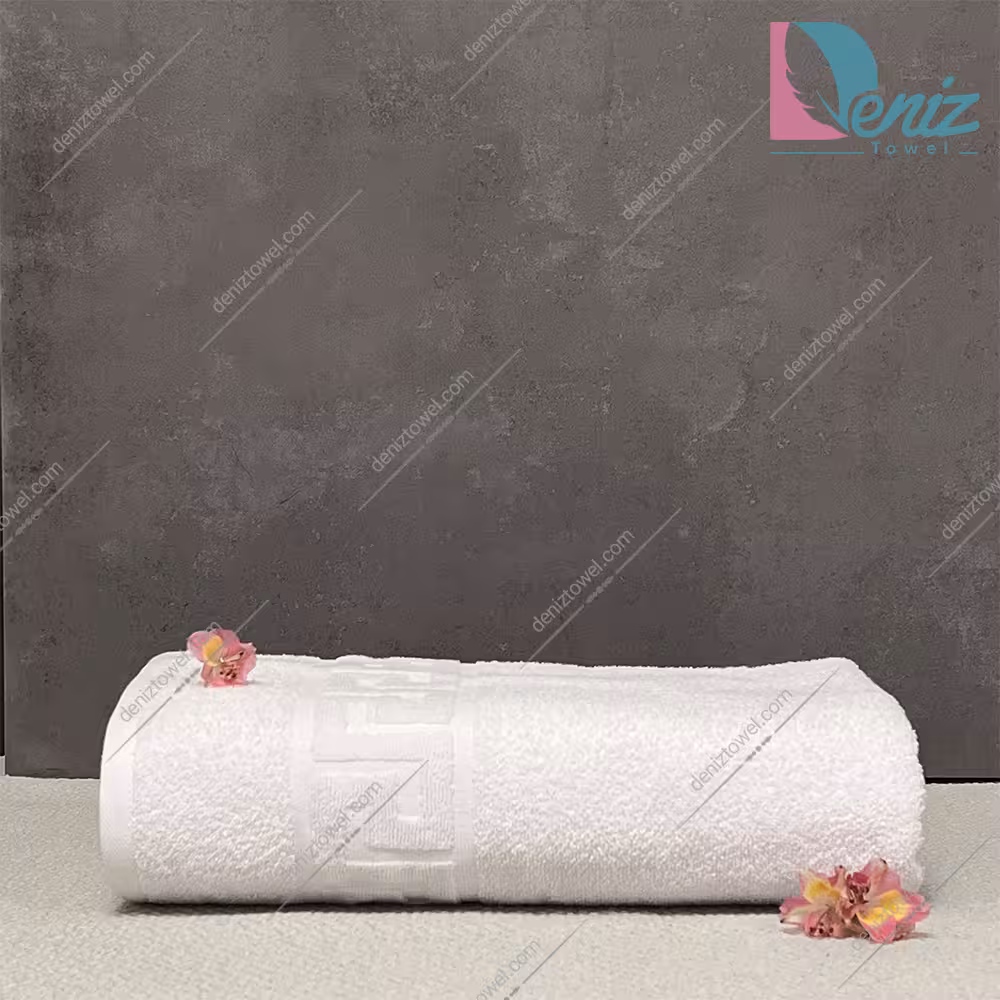 حوله استخری هتلی طرح ورساچه رنگ سفید