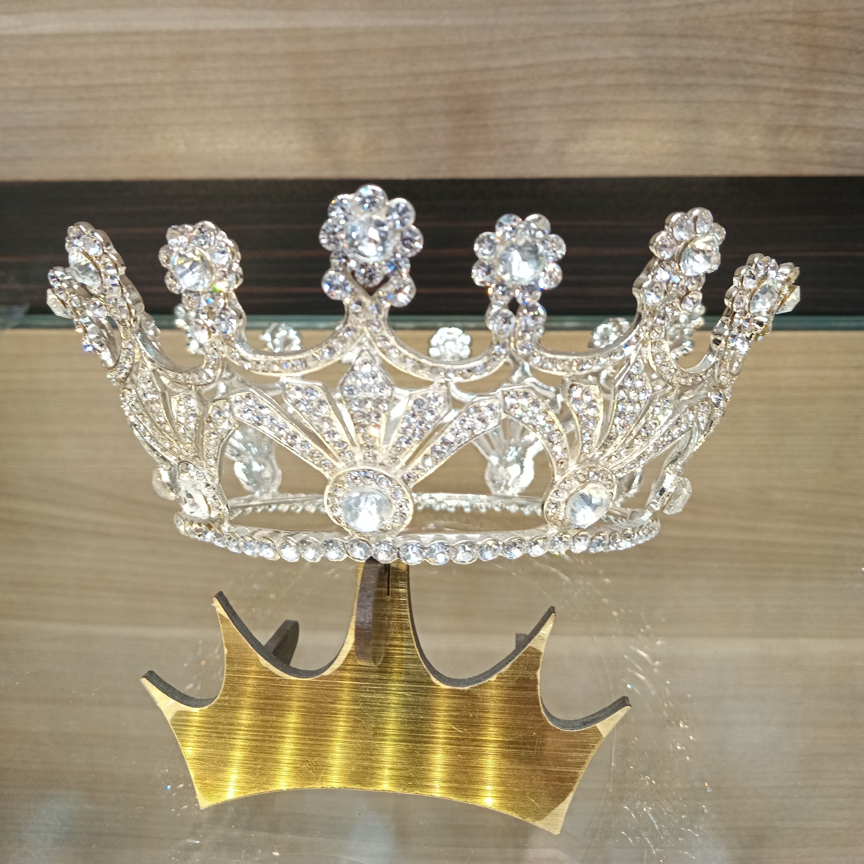 تاج ملکه ای گرد