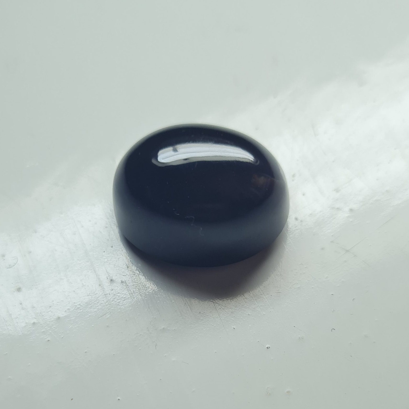 نگین عقیق مشکی. مشخصات. طول  1.8 سانتی متر. عرض 1.4 سانتی متر. ارتفاع 0.8 سانتی متر.