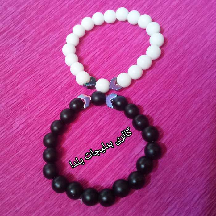 دستبند ست دوتایی حدید واونیکس کارشده با مهره های سفید و مشکی مات وفلش حدیدمناسب برای ست کردن با عزیزانتون