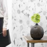 خرید و دانلود عکس گلدان روی میز برای تبلیغات دکوراسیون داخلی | پیک فاکس | Pic Fox