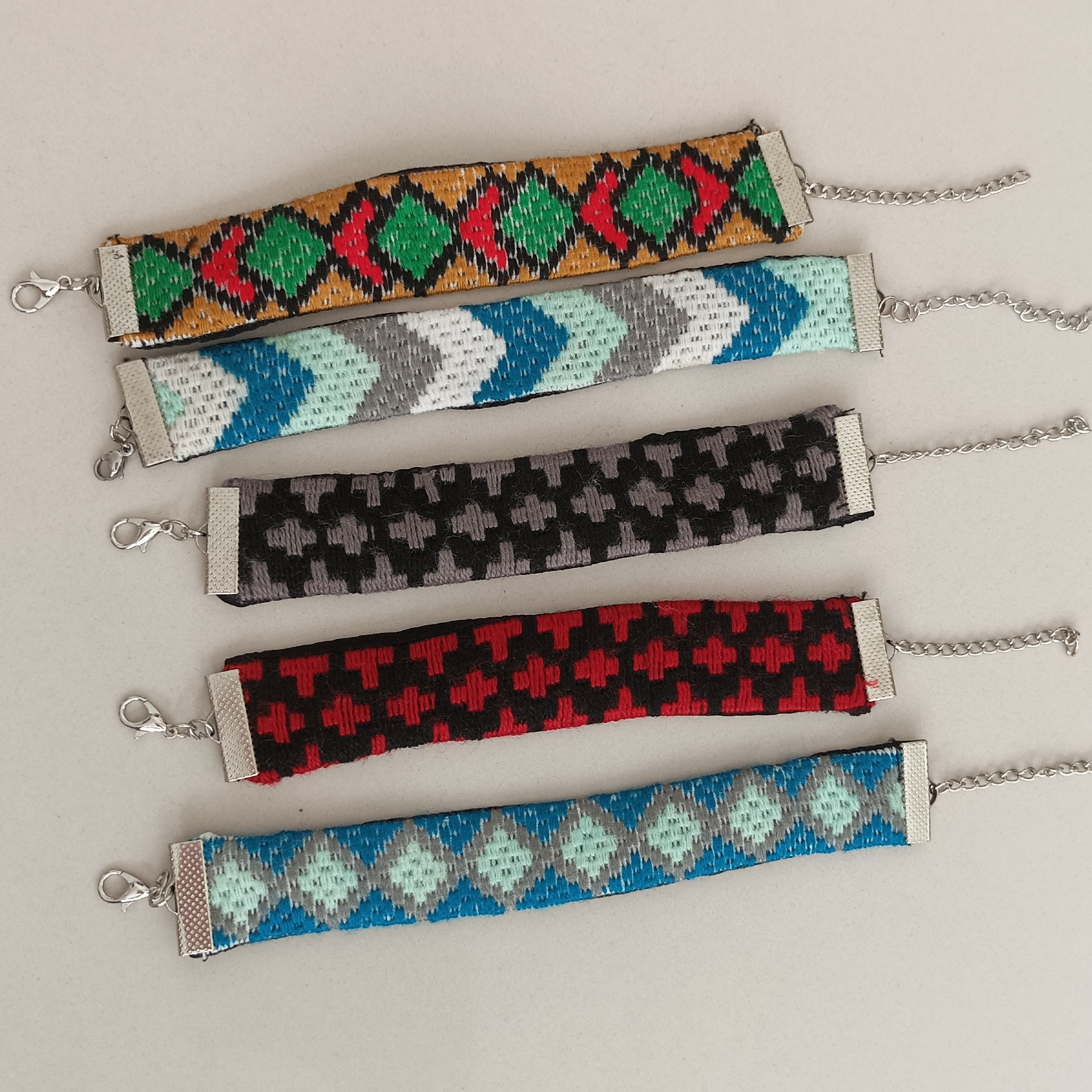 دستبند سوزن دوزی بلوچی،کاردست،اصیل و خواستنی و زیبا