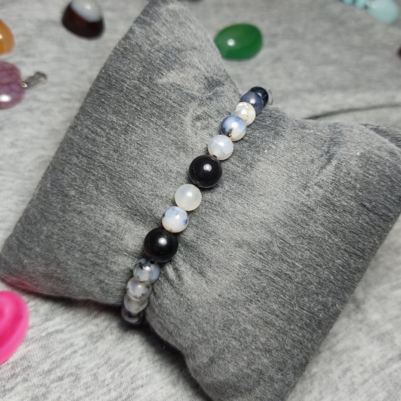  دستبندبا مهره های  سنگ عقیق دراگونی معدنی
126