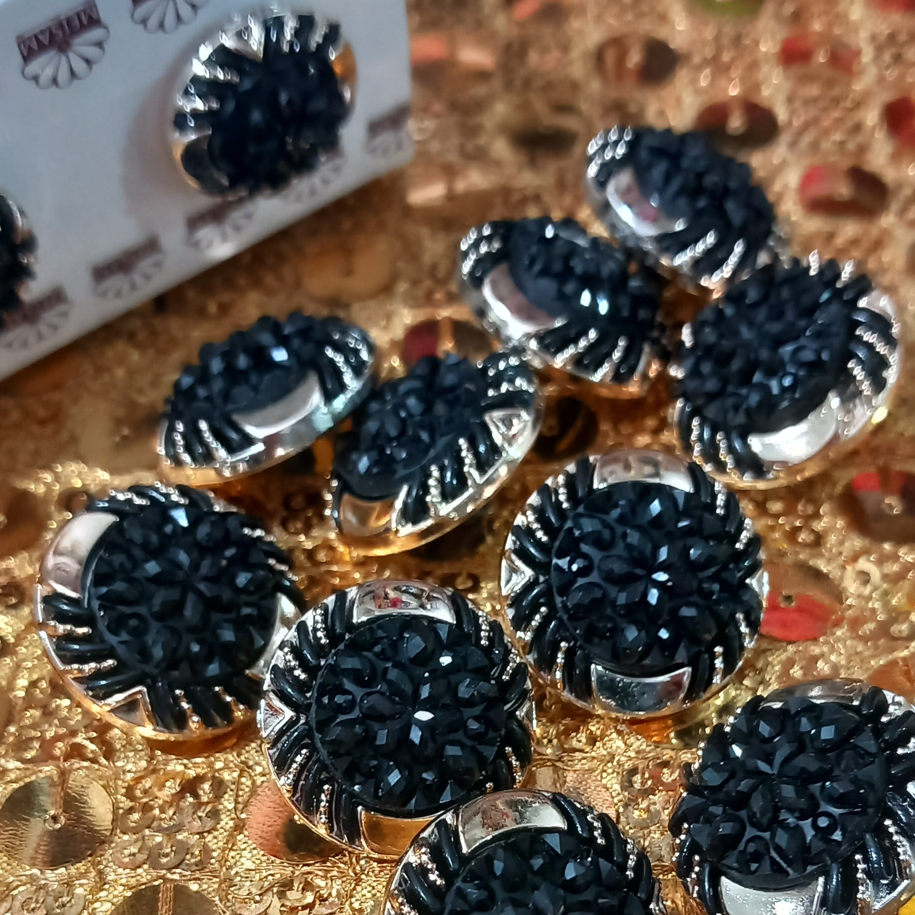 دکمه پایه دار گرد ، رنگ مشکی طلایی ،مخصوص کت و مانتو 