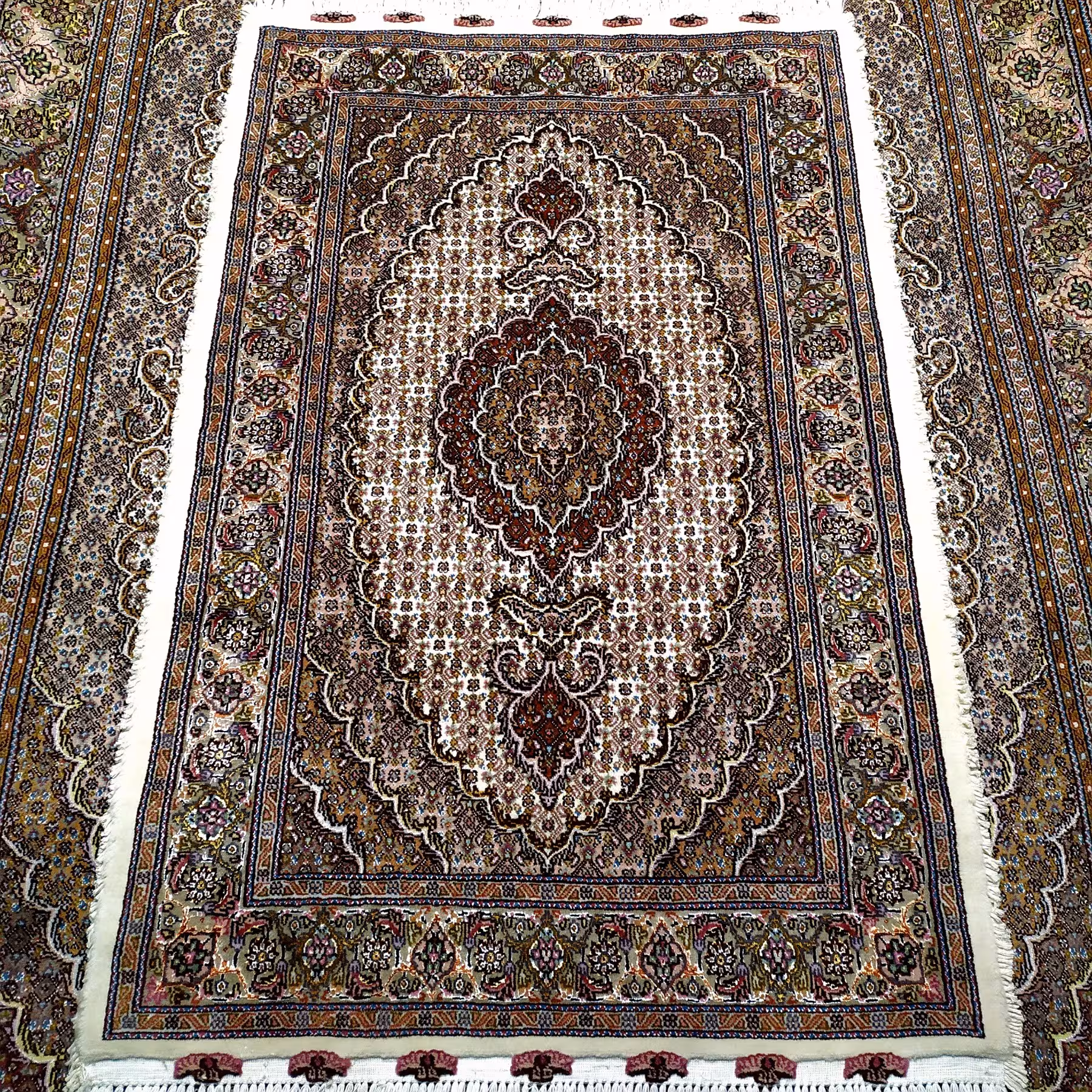 فرش دستبافت ریز ماهی خرّم طرح کمال الملک خوی اندازه زرع و نیم 40 رج با نخ مرینوس کد 103