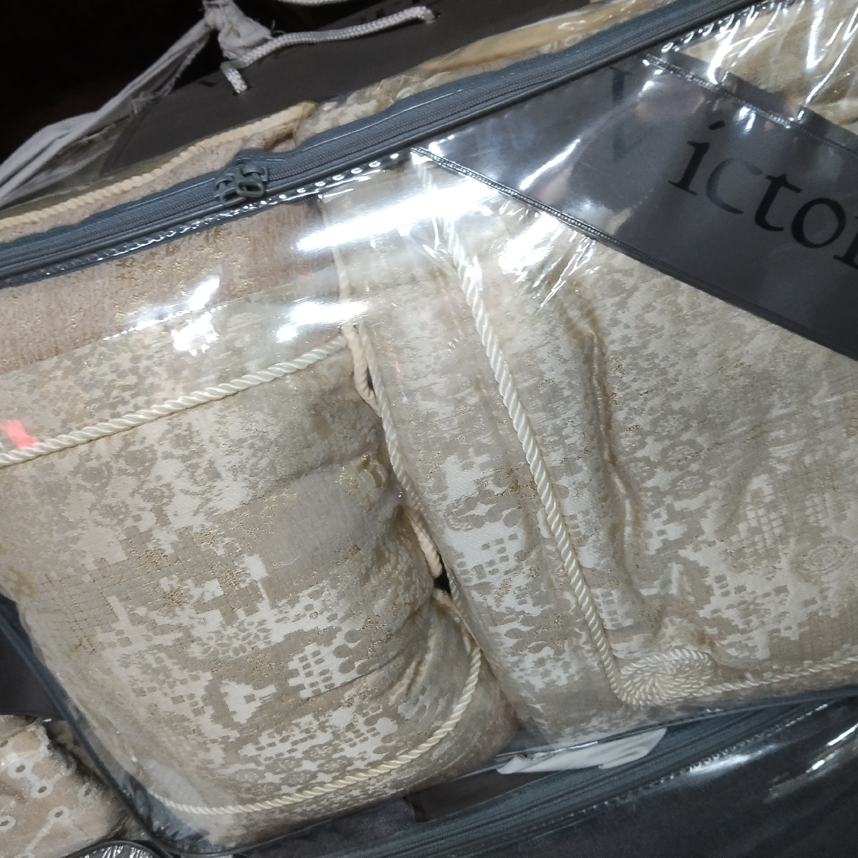 روتختی مخمل پنلی ترک درجه یک برند وایت هوم نسکافه ای بژ قیطون دوزی شده فوق العاده شیک و زیبا 