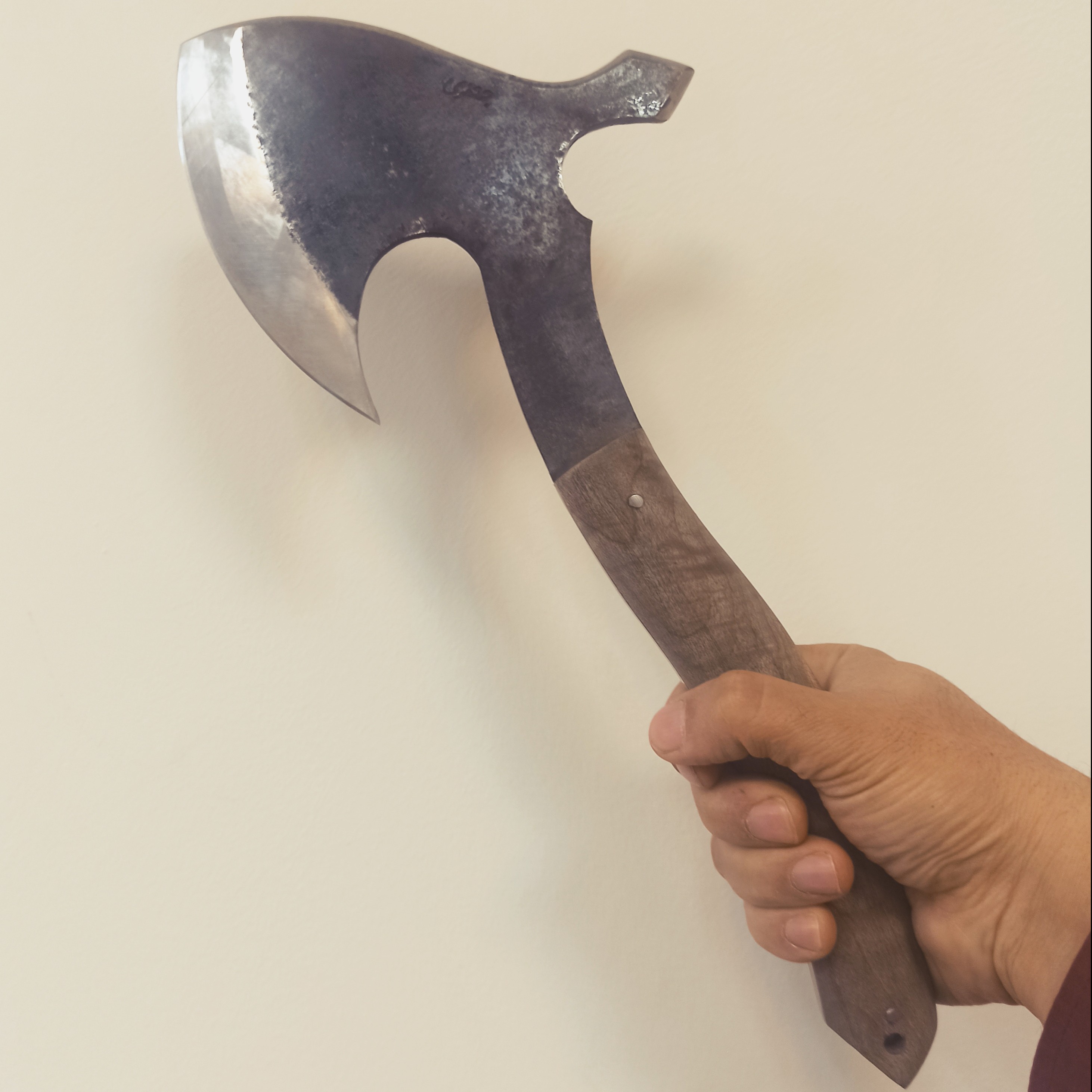 تبر  سفارشی. تبر کوهنوردی و کمپینگ  دستساز زنجان. بسیار خوش دست و باکیفیت. همراه با غلاف