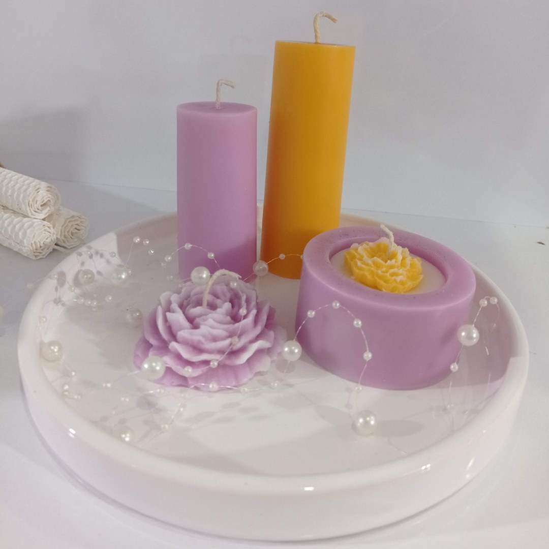 شمع  استوانه ای و فانوسی و آلاله روآبی بنفش و نارنجی 