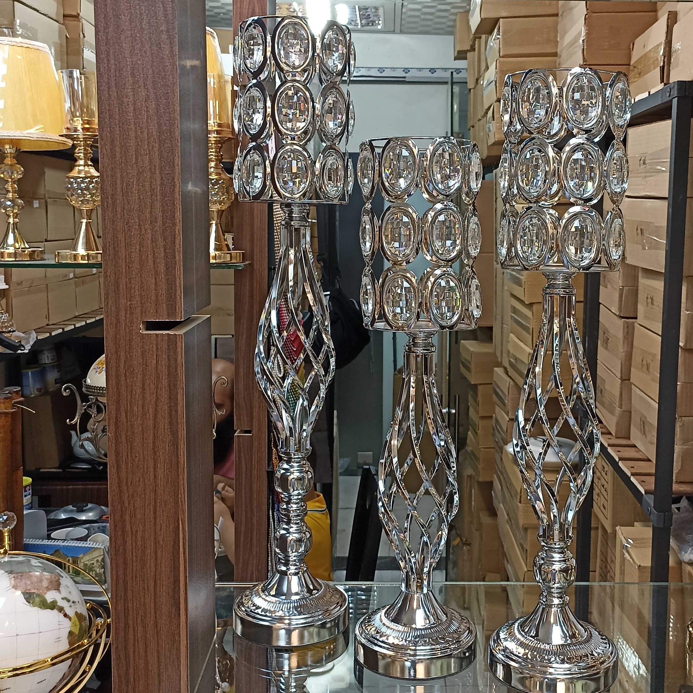 شمعدان مدل سه تیکه نقره ای کنار سالنی