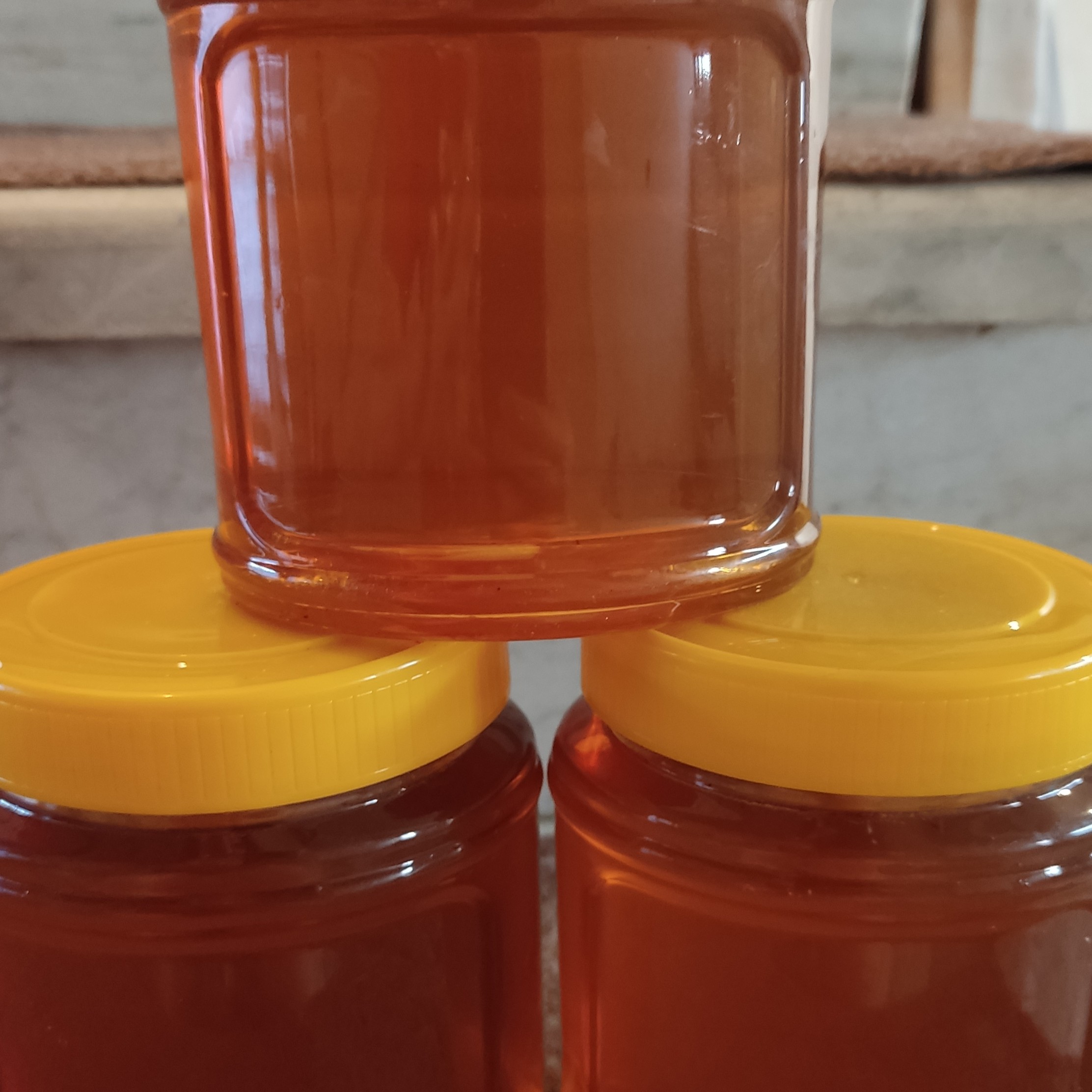 عسل گون دارای عطر و طعمی فوق العاده لذیذ و خوشمزه مناسب برای تمام افراد و افراد معده حساس ،یک کیلویی