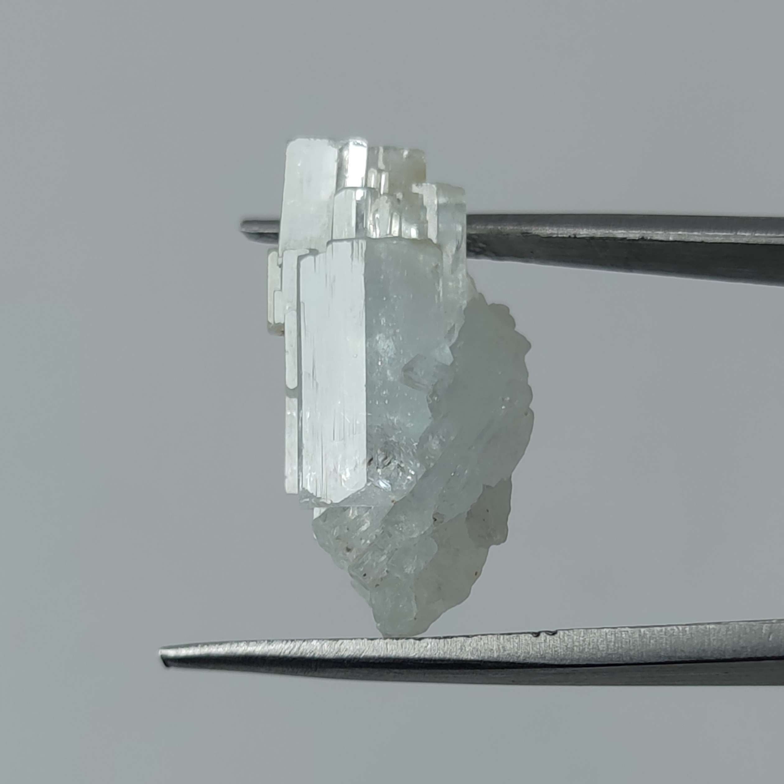 کلاستر بلور های ظریف سنگ آکوامارین معدنی 