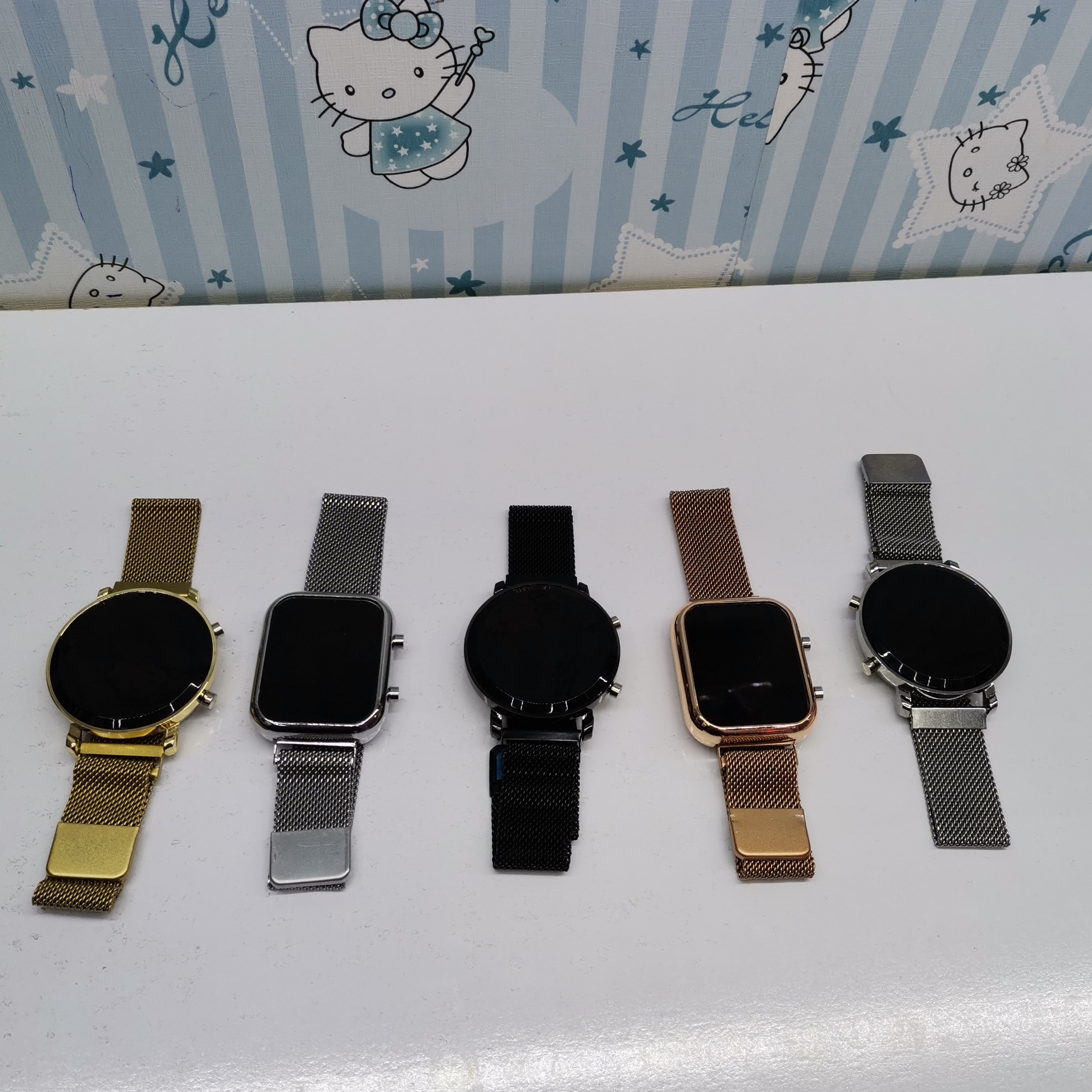 ساعت بند مگنتی تعداد محدود در دو طرح مستطیل و دایره 