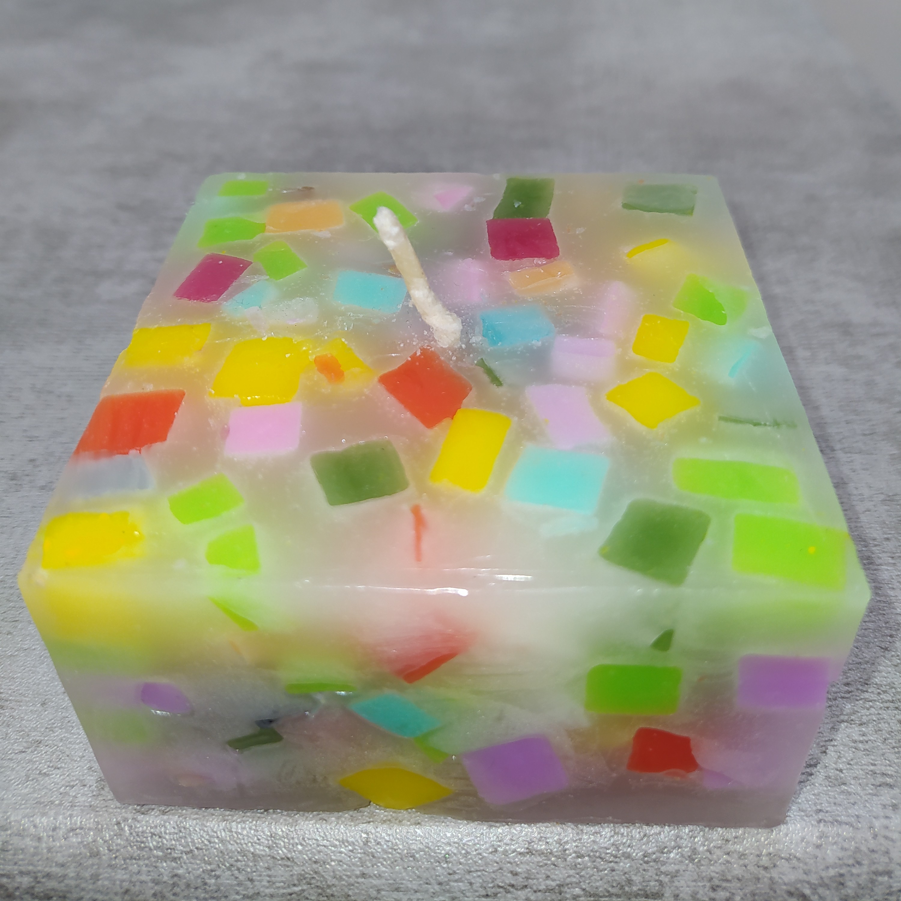 شمع مکعبی با تکه شیشه